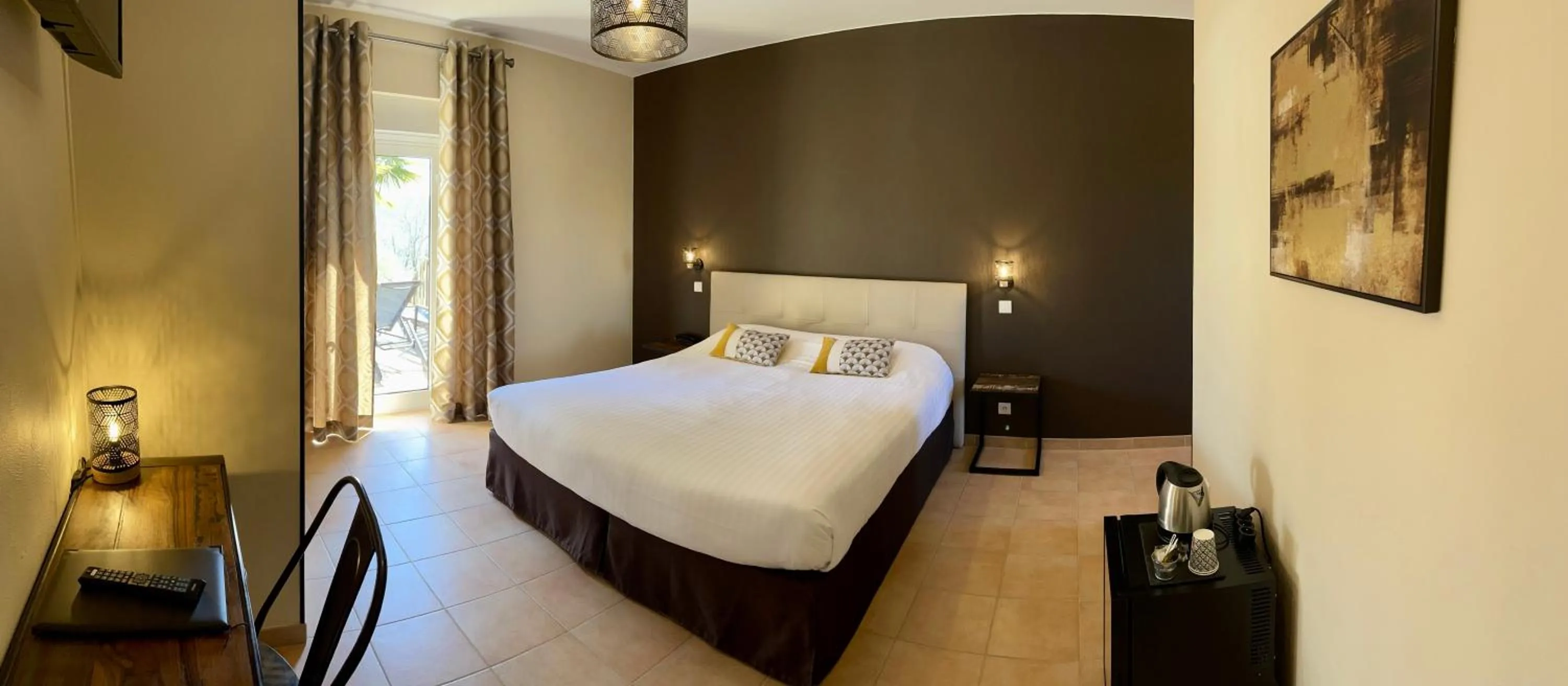 Swimming pool, Bed in Hotel Restaurant Laborderie