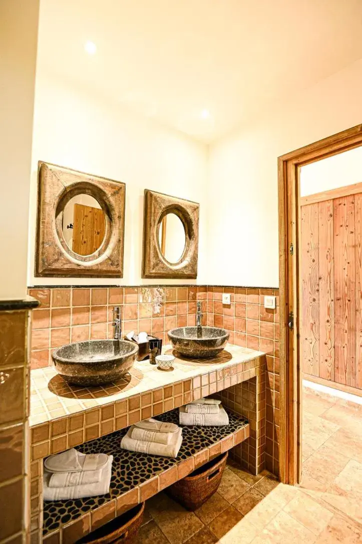 Superior Double Room in Auberge de l'Oumède Superior Double Room in Auberge de l'Oumède