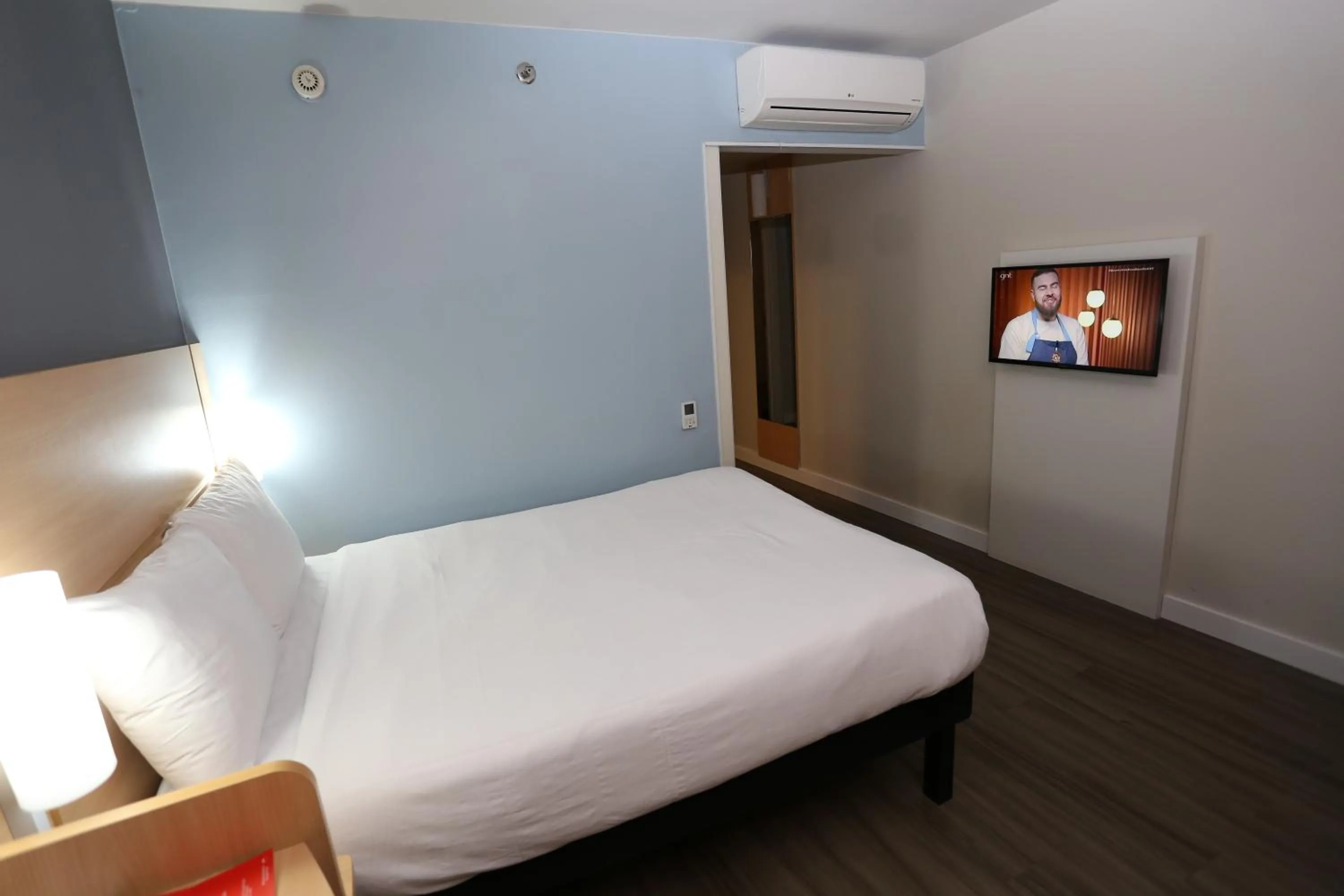 air conditioner, Bed in ibis Copacabana Posto 5