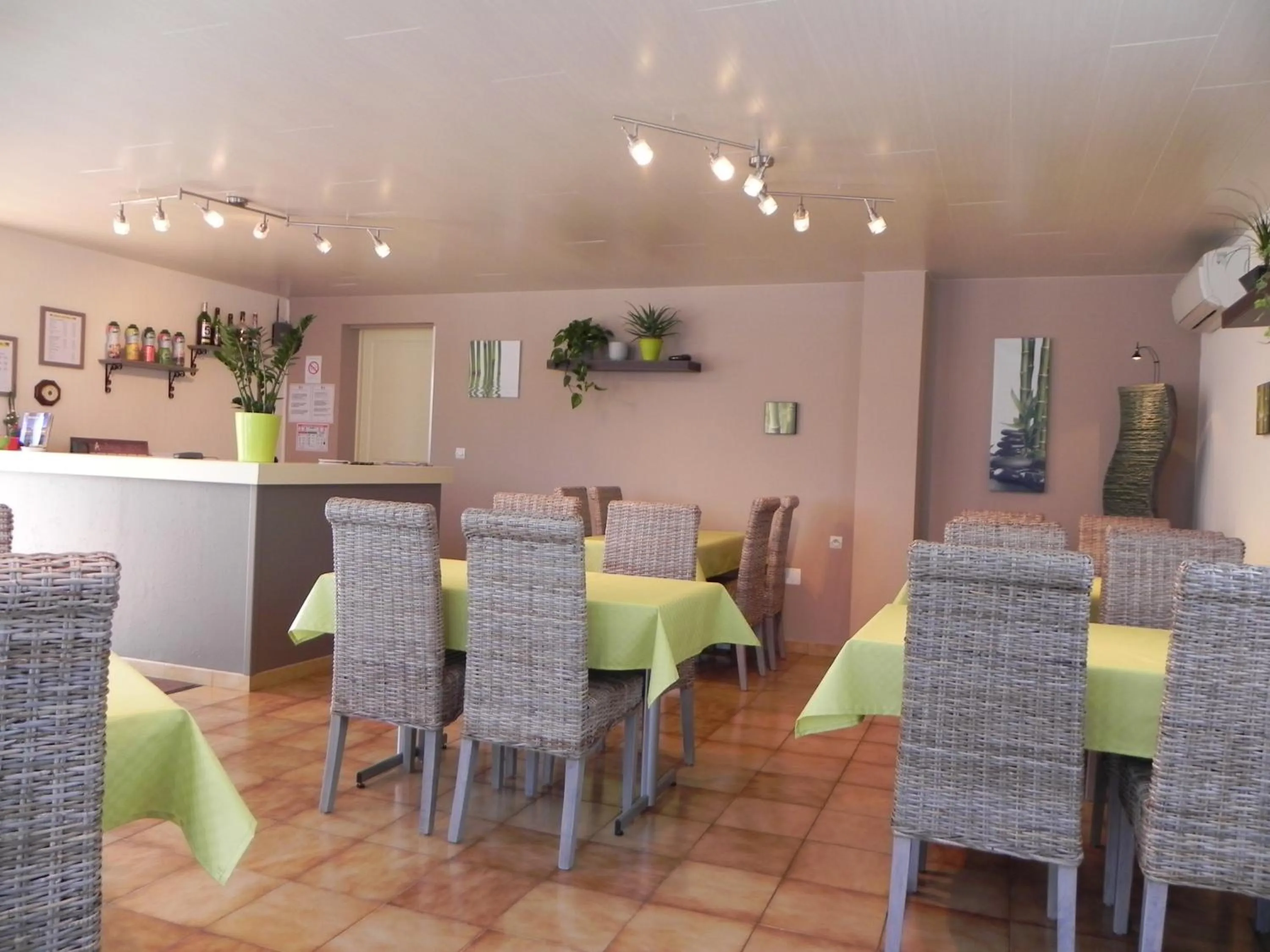 Restaurant/places to eat in Hotel Les Pins