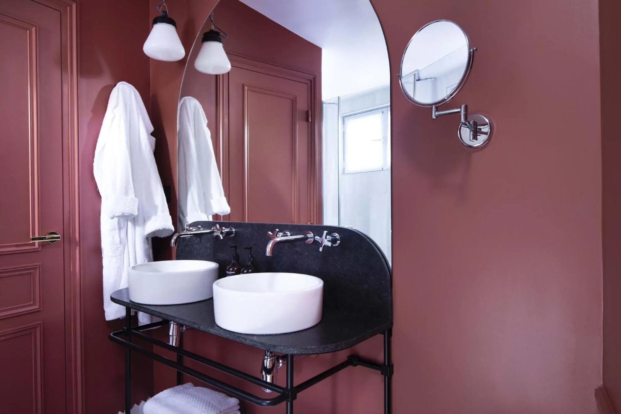 Bathroom, Bed in Hôtel Gramont