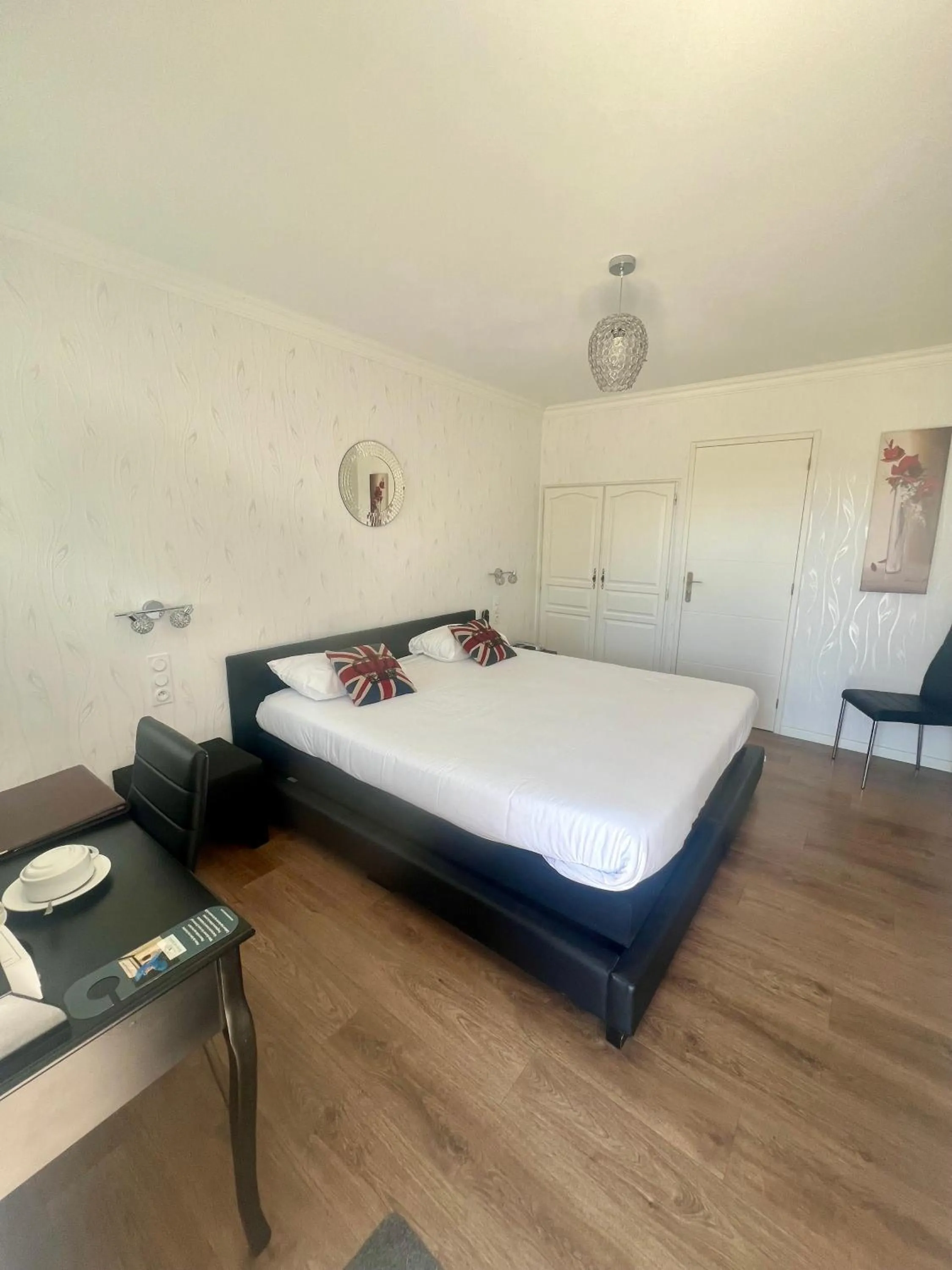 Bed in Manoir de Moëllien, The Originals Relais