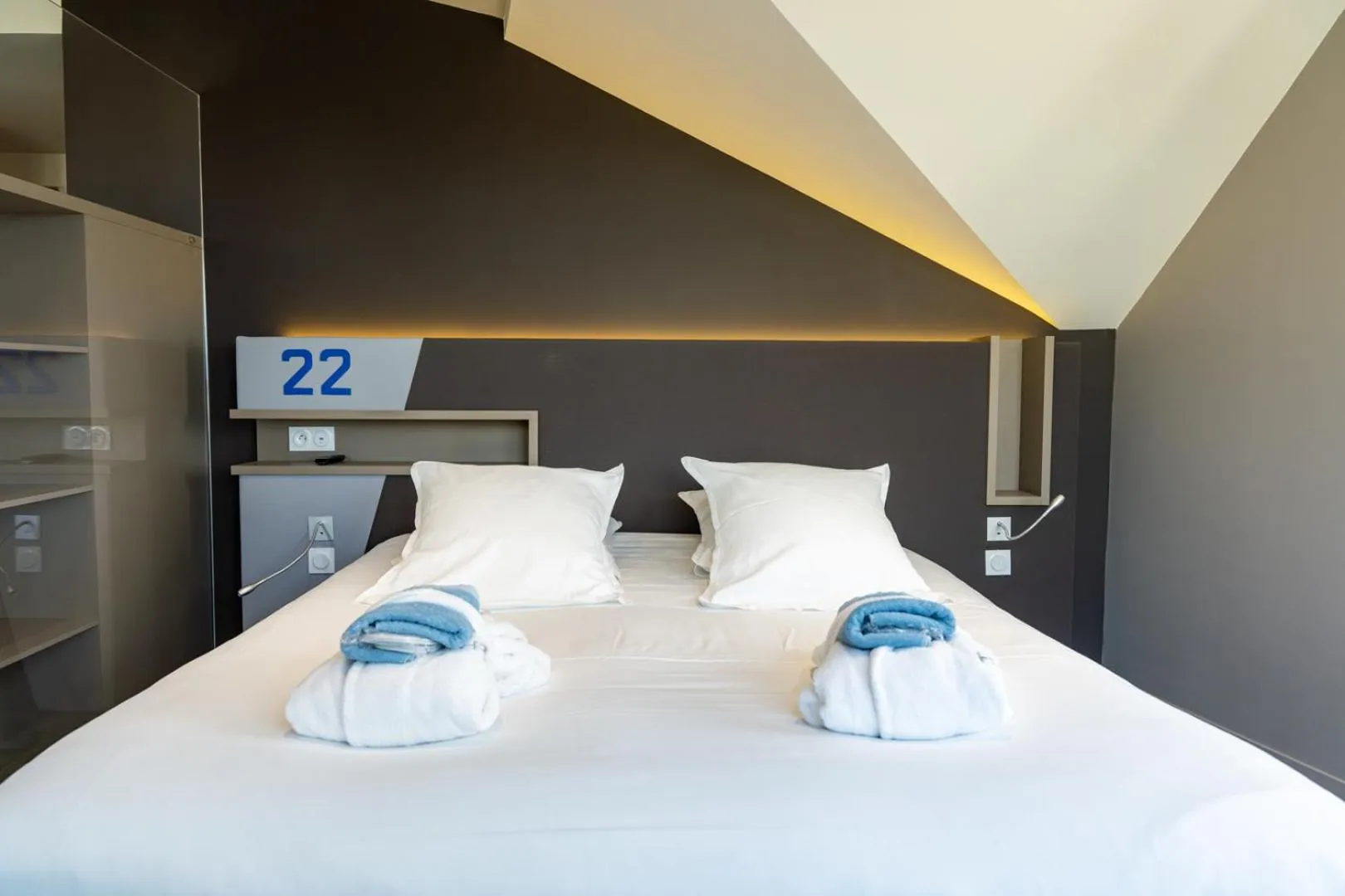 Bedroom, Bed in Hostellerie de la Pointe Saint-Mathieu - SPA & Restaurant