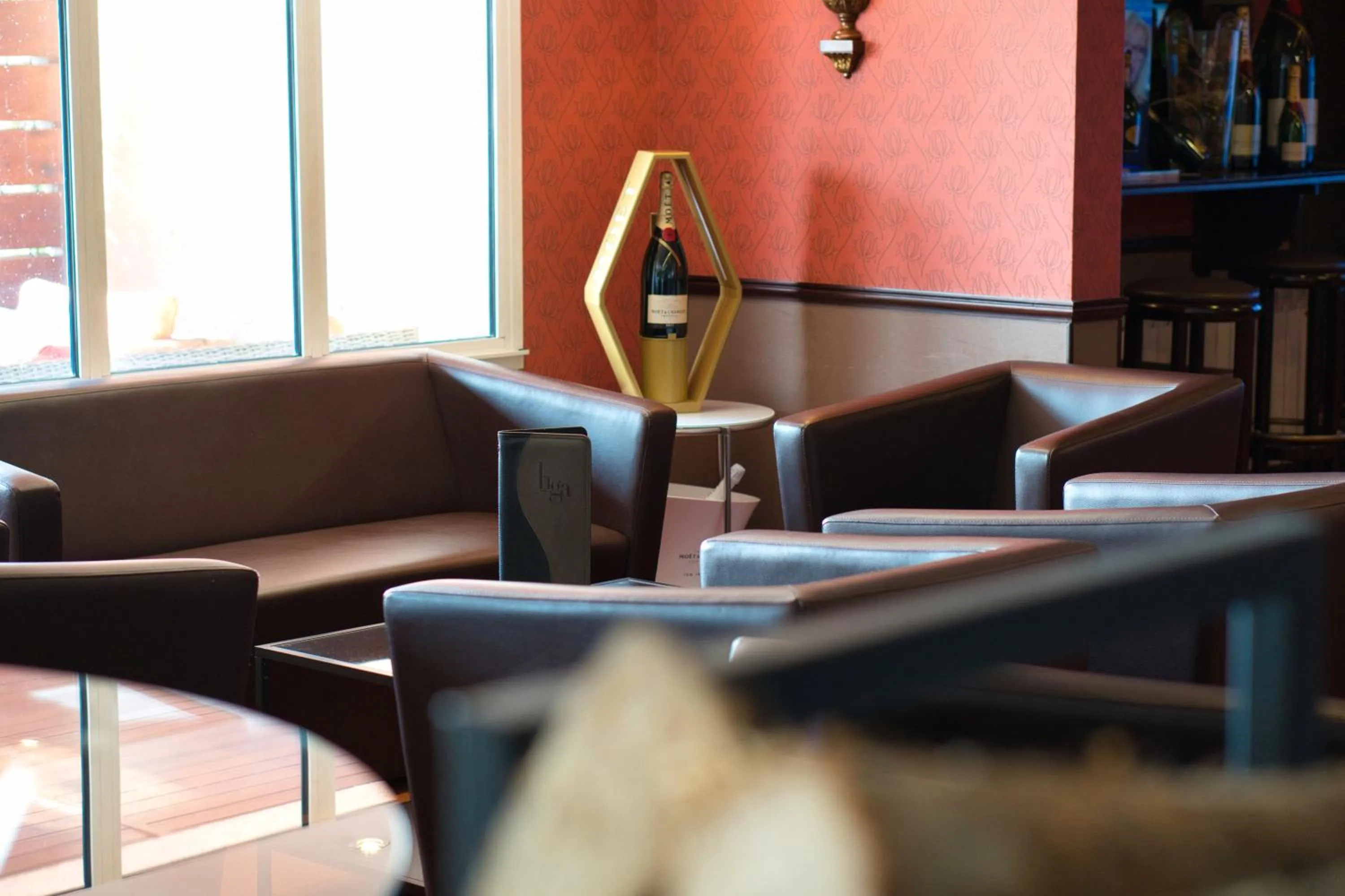 Lounge or bar in Hôtel du Golf de l'Ailette, The Originals Relais