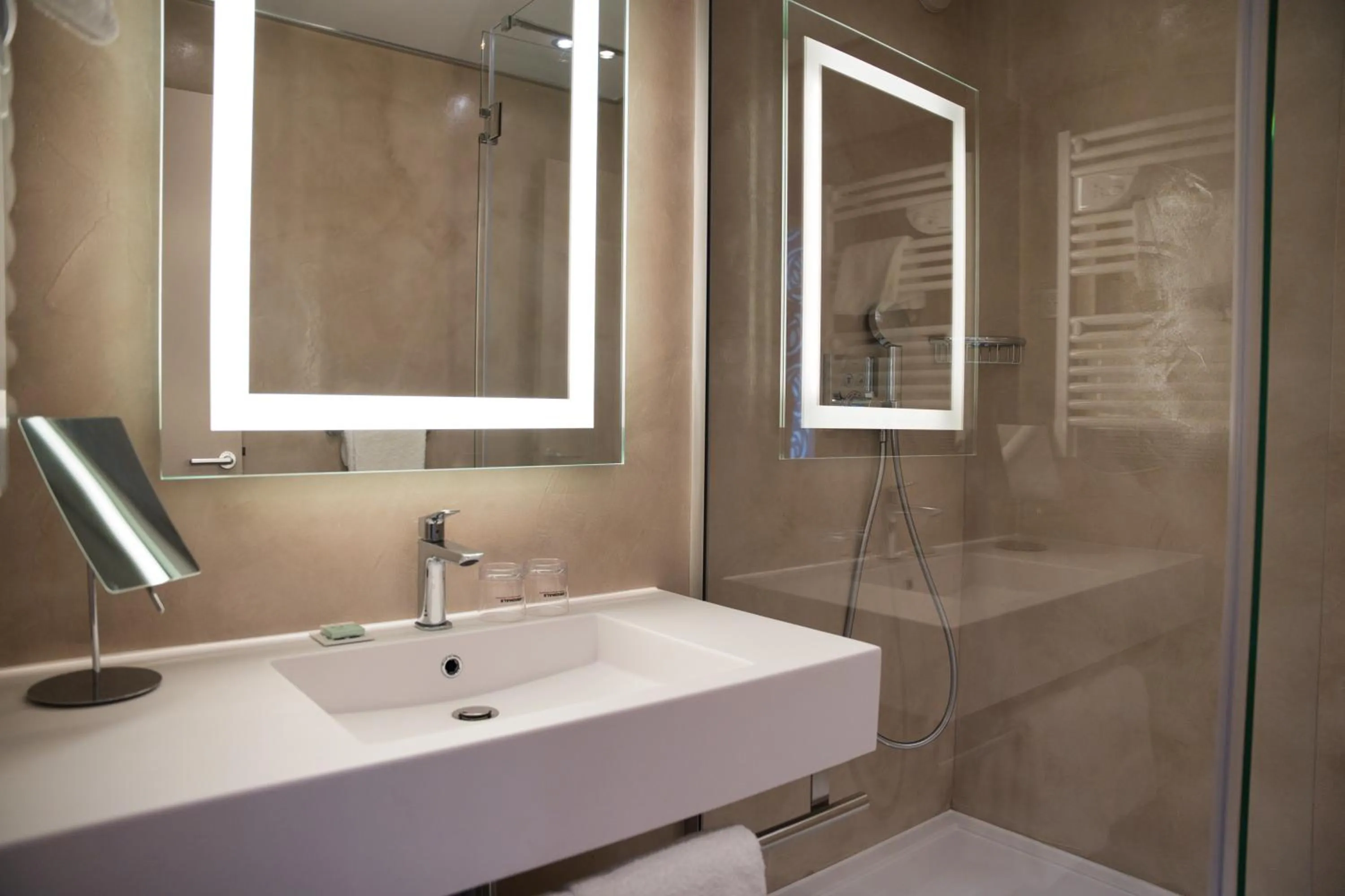 Bathroom in Hôtel du Golf de l'Ailette, The Originals Relais