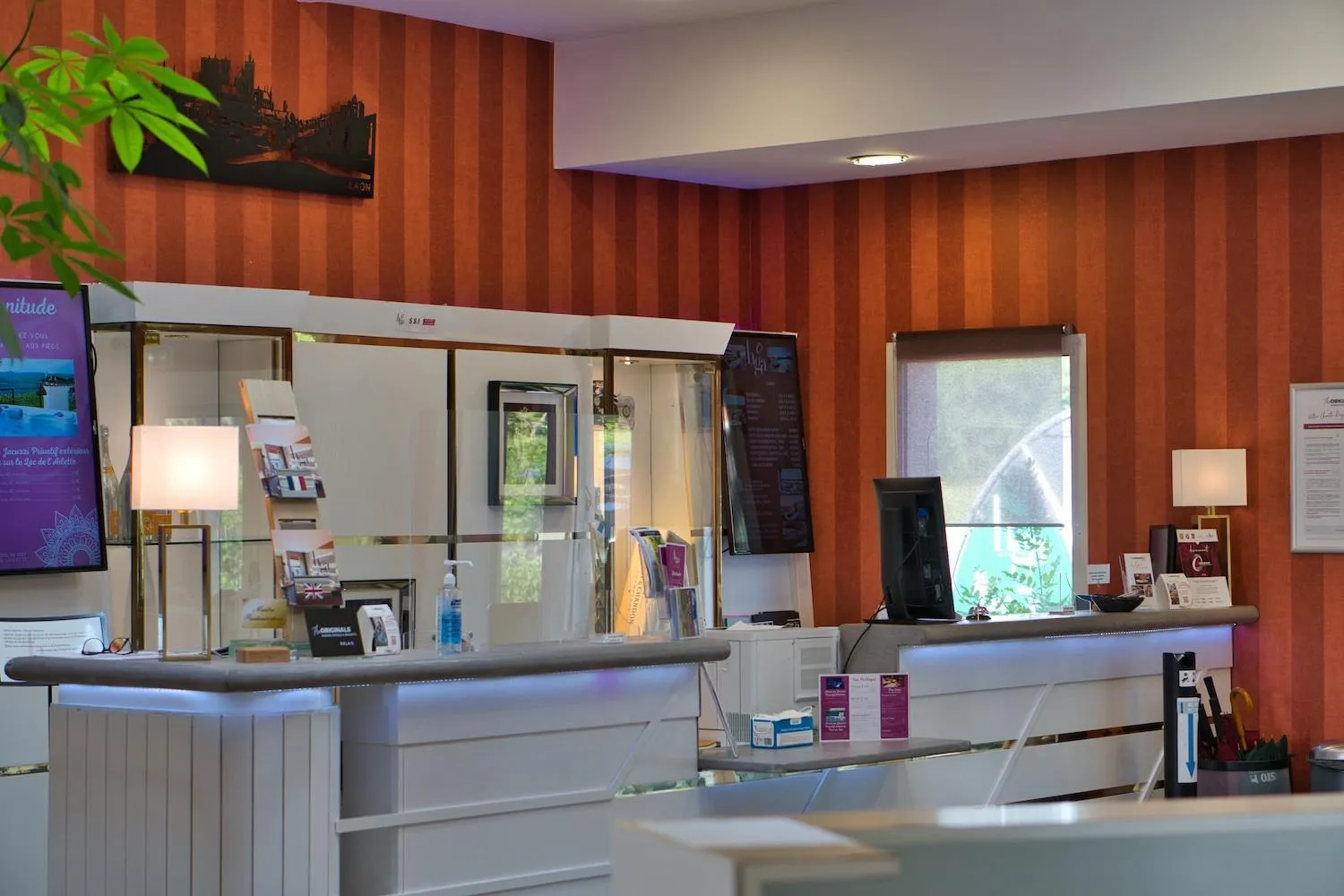 Lobby or reception in Hôtel du Golf de l'Ailette, The Originals Relais