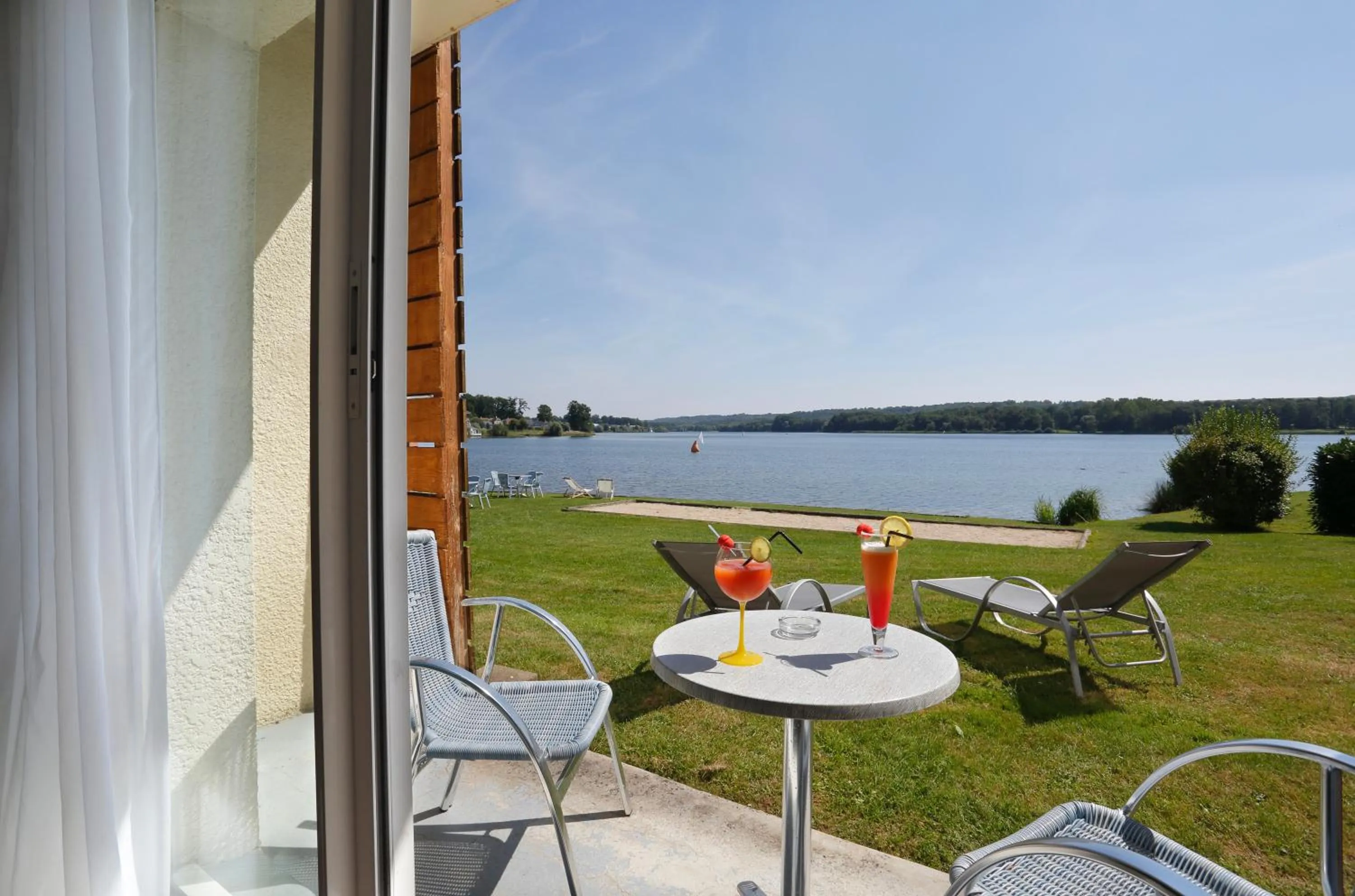 Patio in Hôtel du Golf de l'Ailette, The Originals Relais