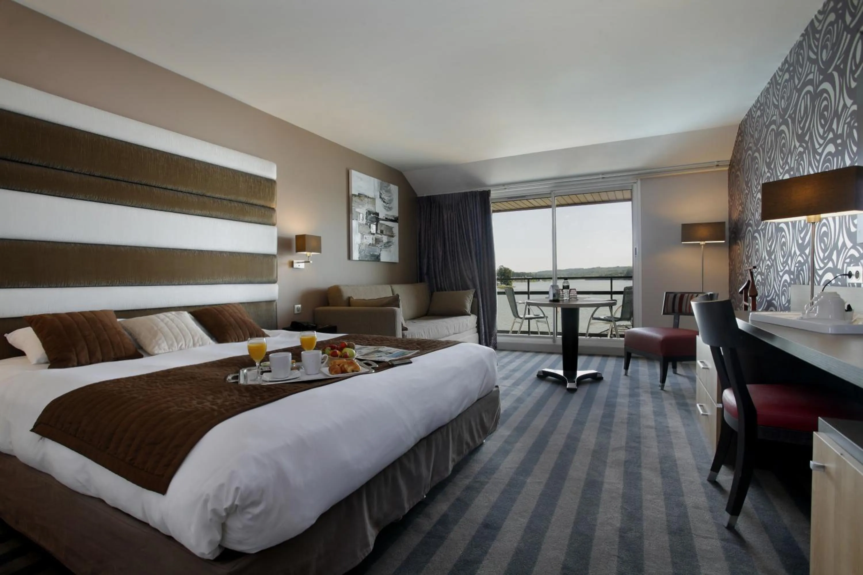 Photo of the whole room, Bed in Hôtel du Golf de l'Ailette, The Originals Relais