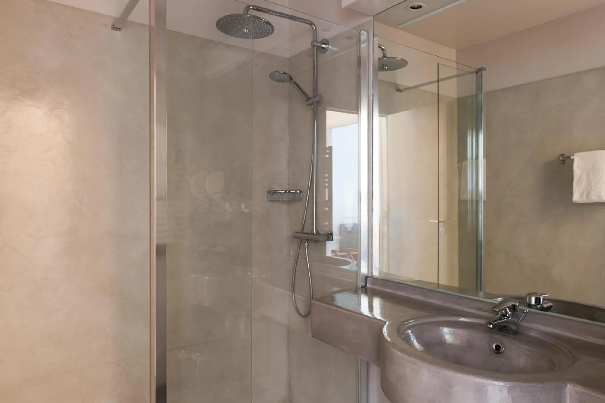 Bathroom in Hôtel du Golf de l'Ailette, The Originals Relais