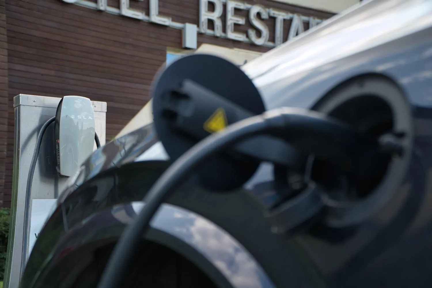 Parking in Hôtel du Golf de l'Ailette, The Originals Relais