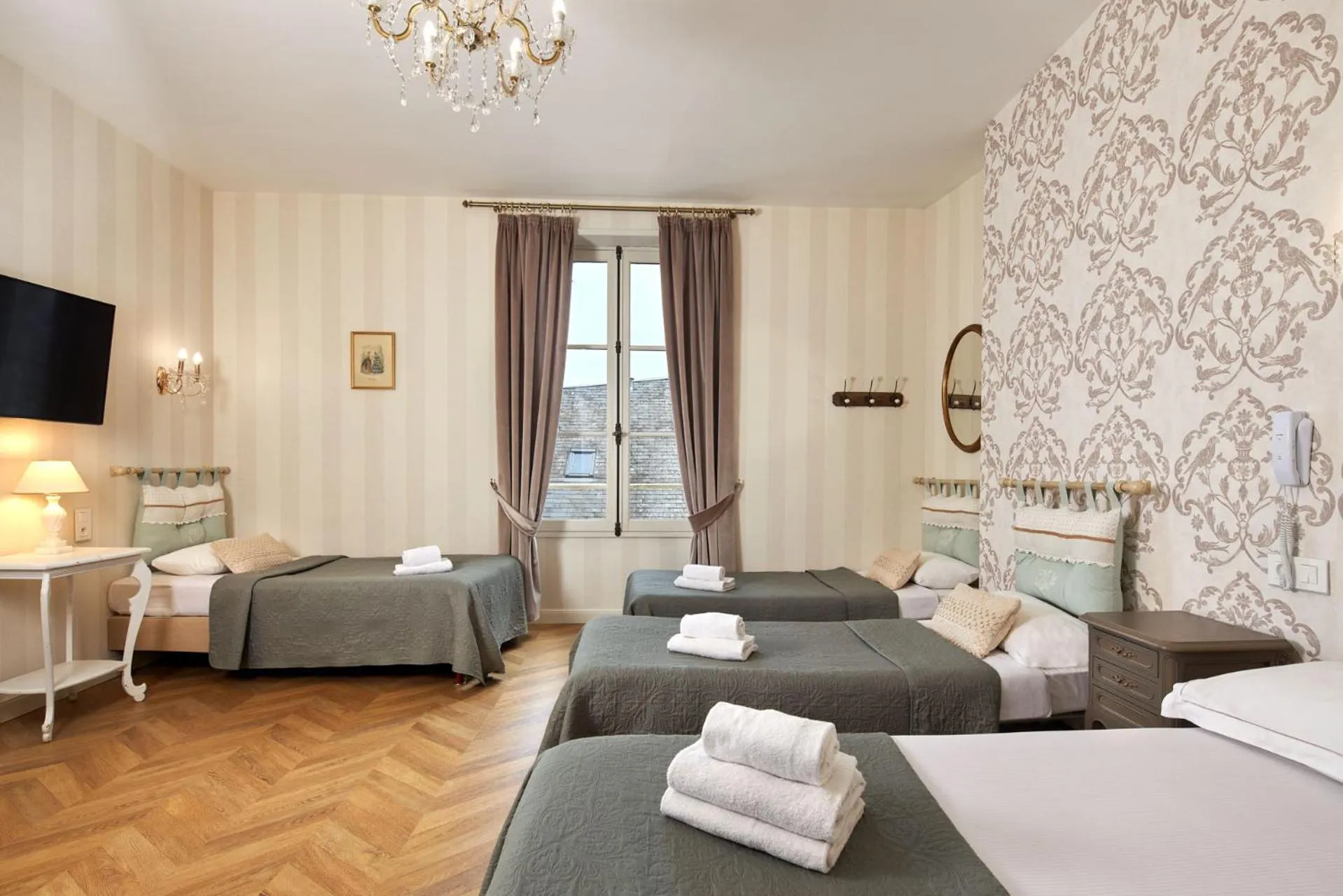 Photo of the whole room, Bed in Hôtel De France Et De Guise - 1891