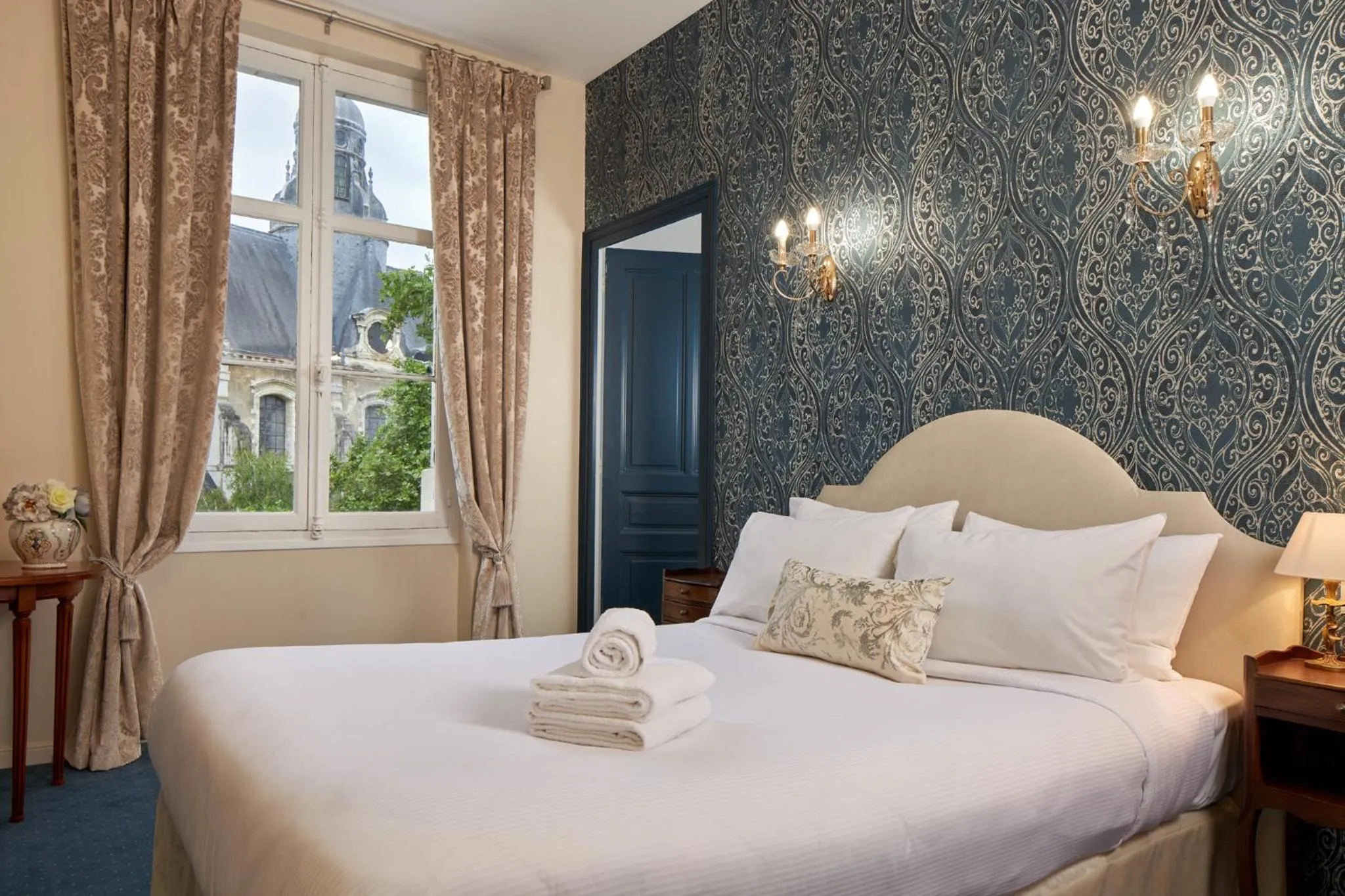 Bedroom, Bed in Hôtel De France Et De Guise - 1891