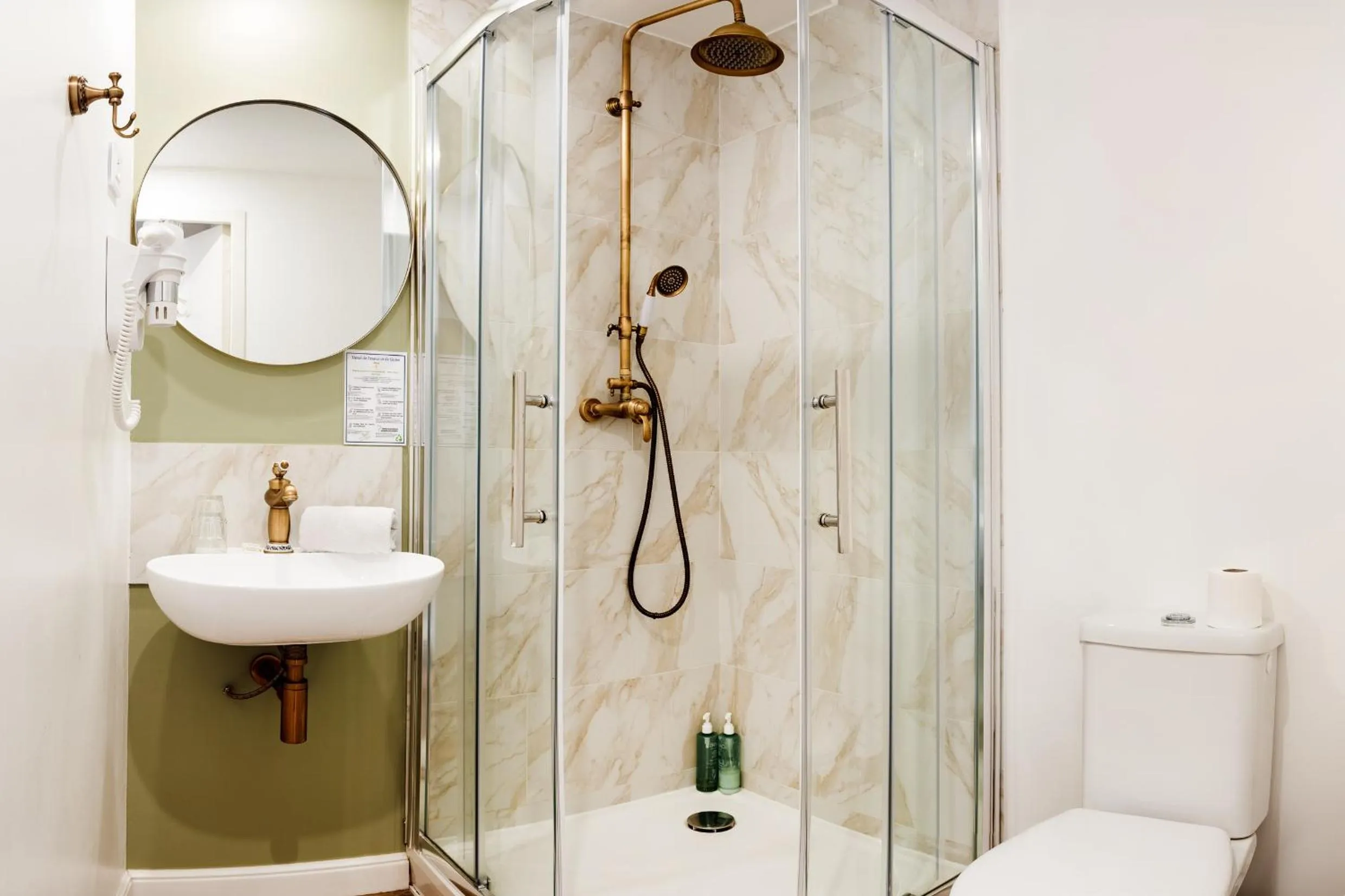 Bathroom in Hôtel De France Et De Guise - 1891