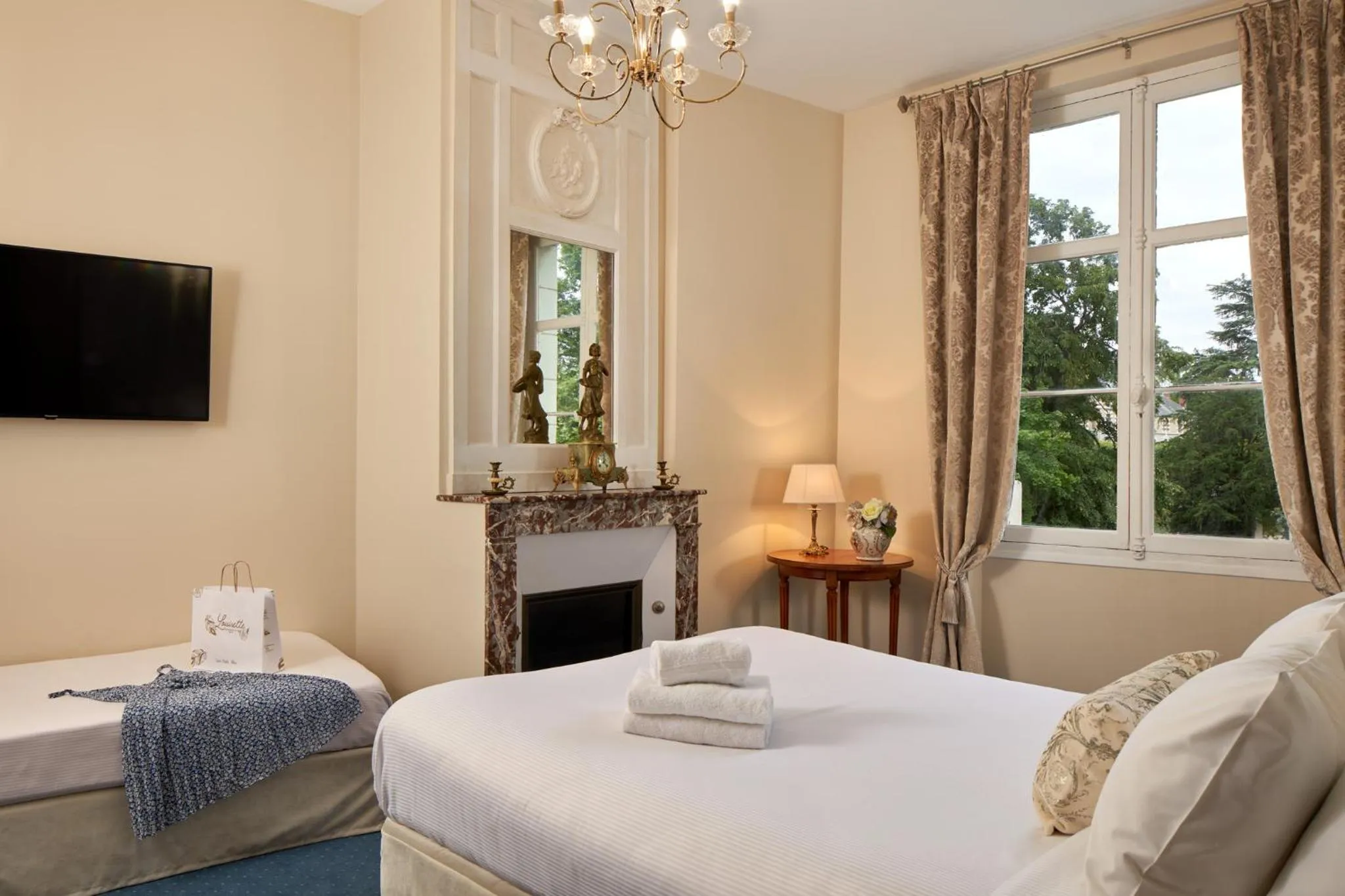 Bed in Hôtel De France Et De Guise - 1891