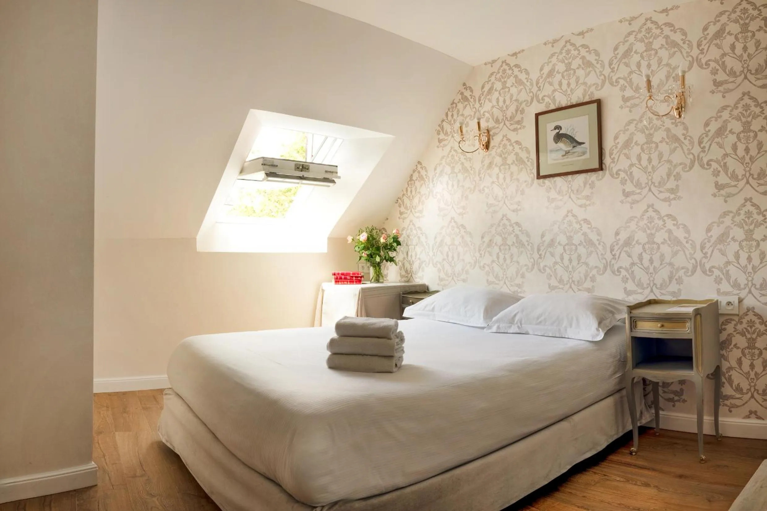 Photo of the whole room, Bed in Hôtel De France Et De Guise - 1891