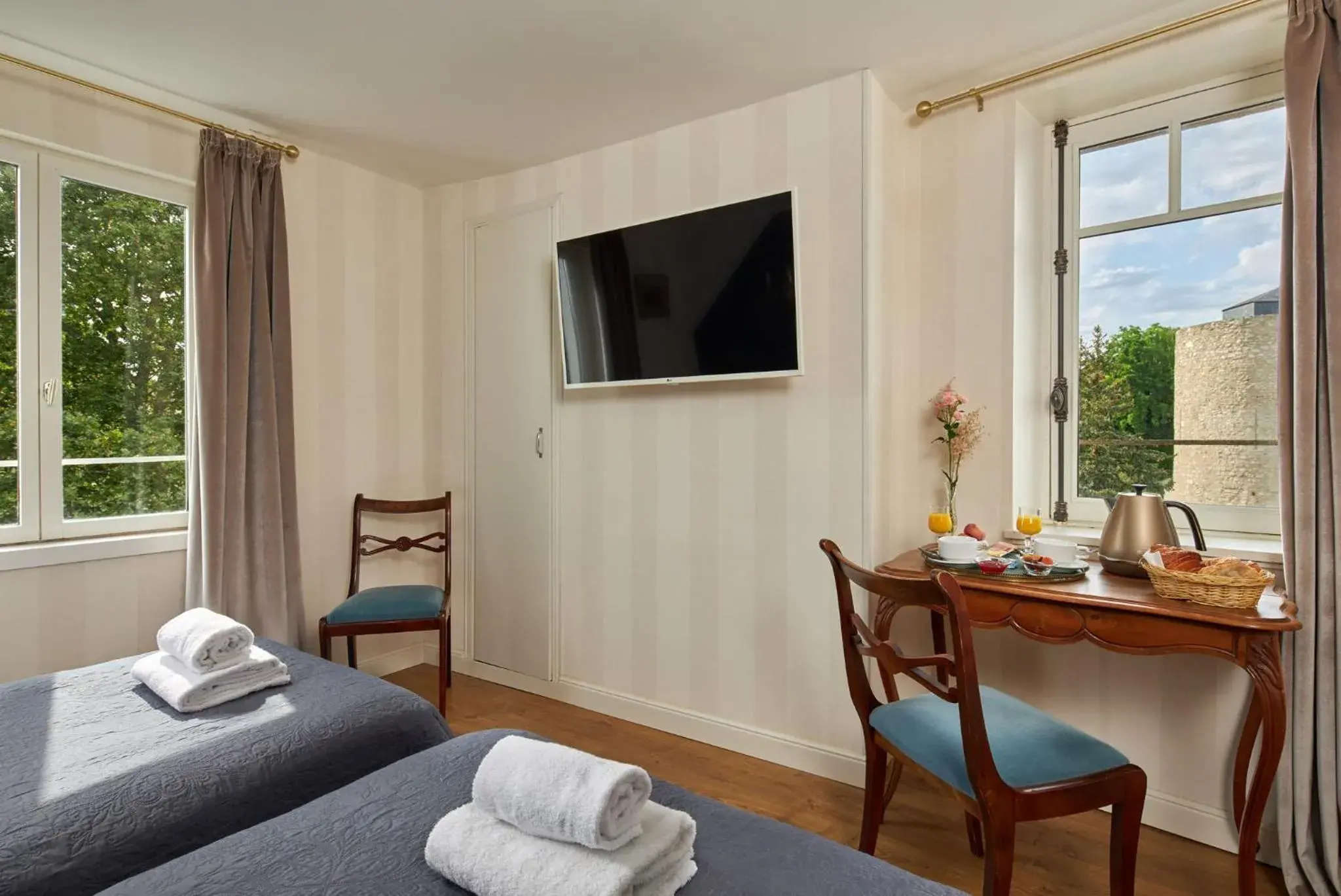 Twin Room in Hôtel De France Et De Guise - 1891 Twin Room in Hôtel De France Et De Guise - 1891