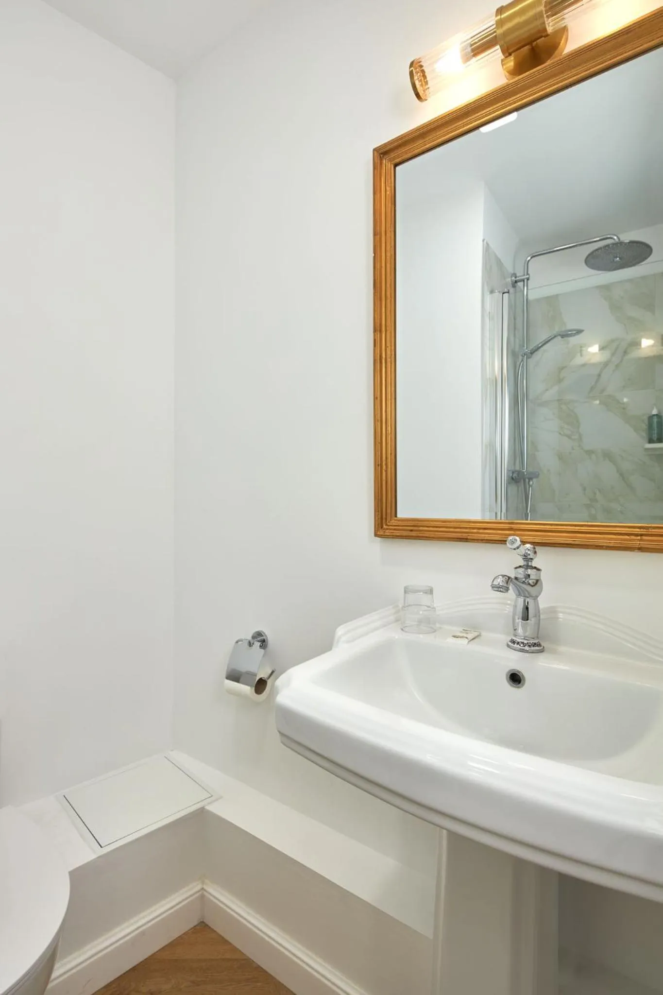 Bathroom in Hôtel De France Et De Guise - 1891