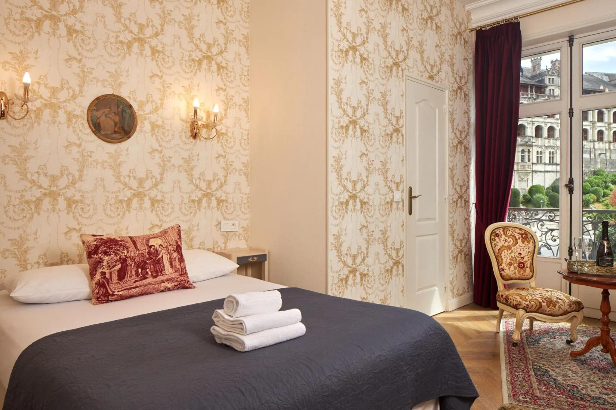 Photo of the whole room, Bed in Hôtel De France Et De Guise - 1891