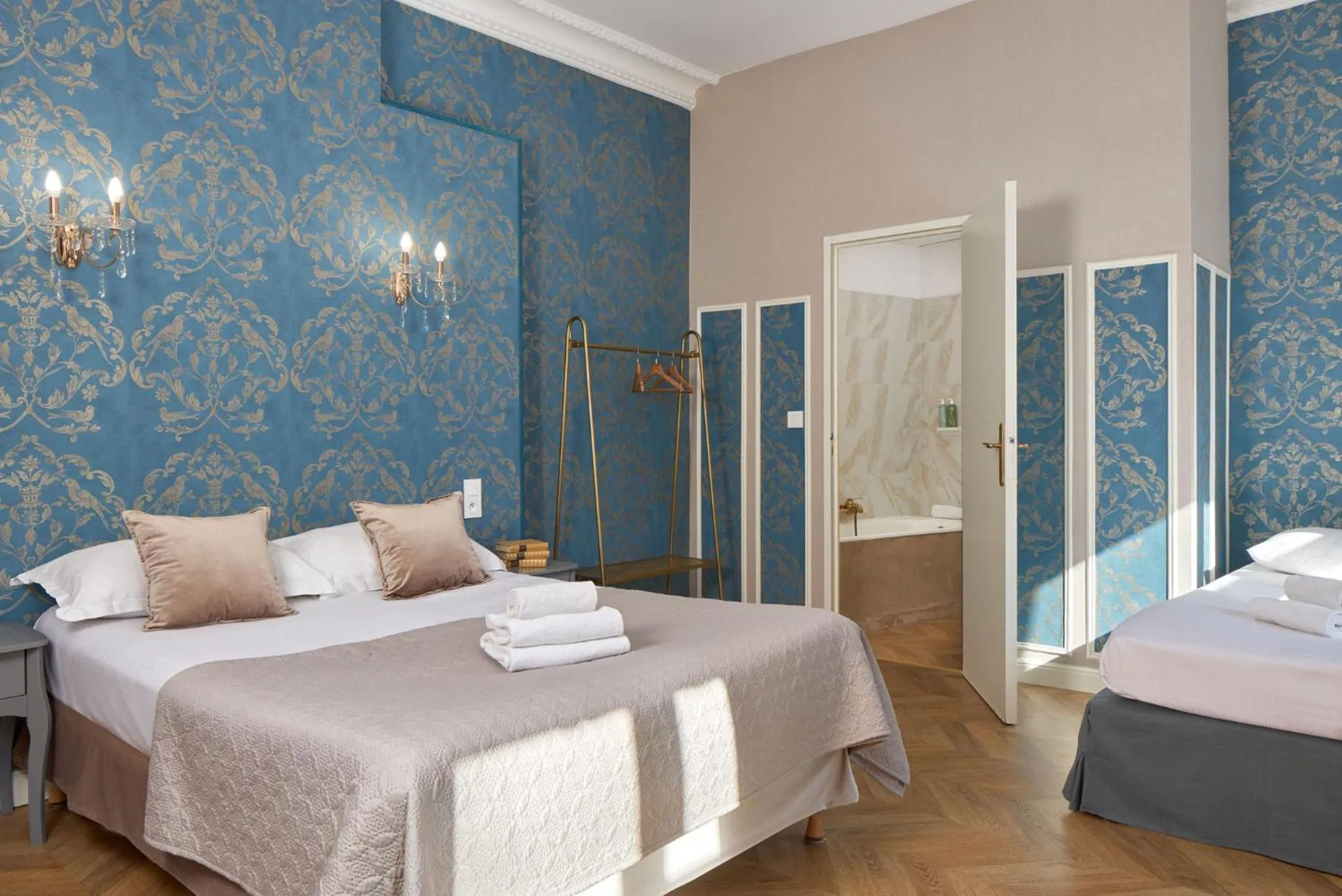 Photo of the whole room, Bed in Hôtel De France Et De Guise - 1891