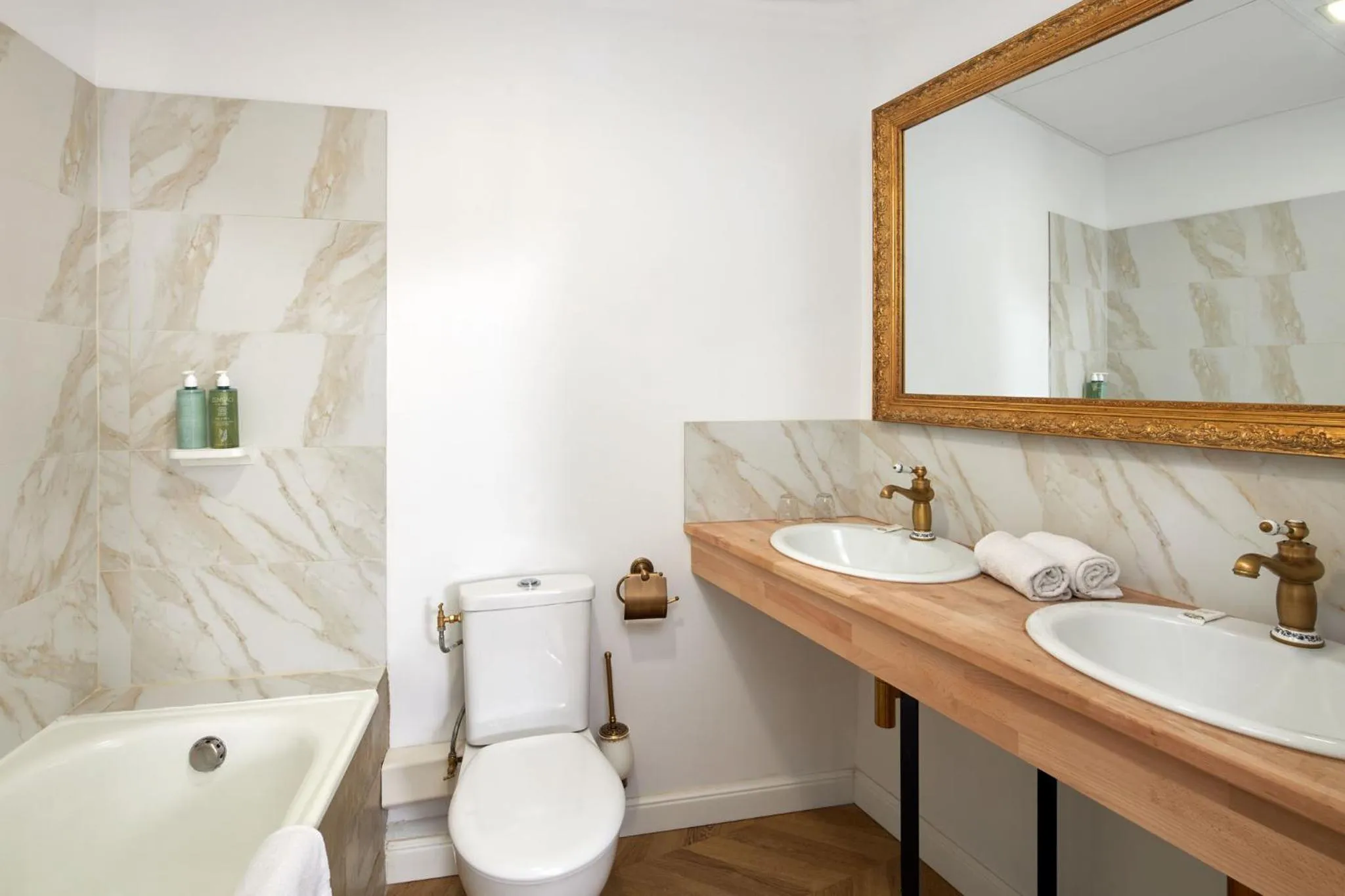 Bathroom in Hôtel De France Et De Guise - 1891