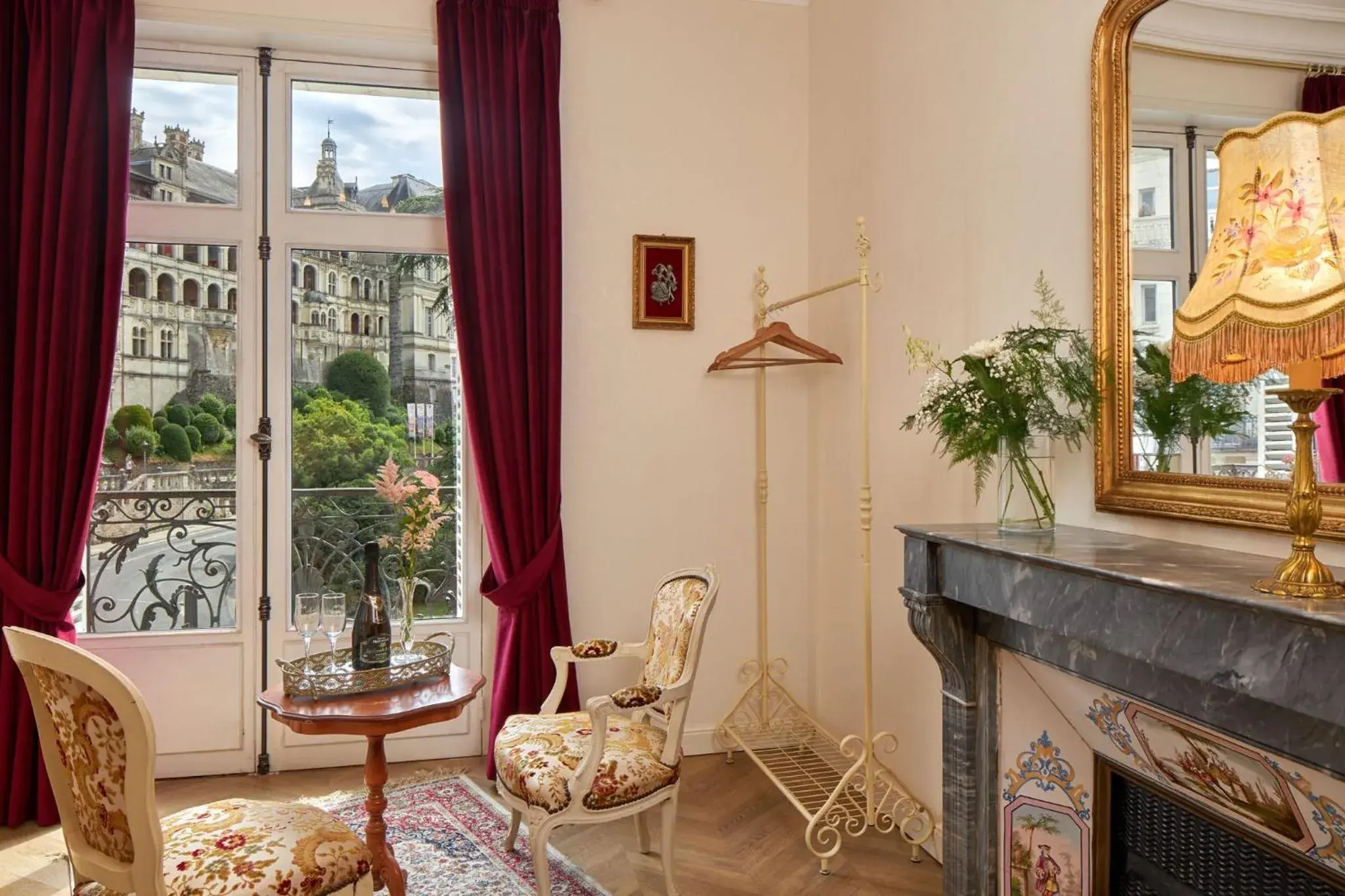 Deluxe Double Room with Castle View in Hôtel De France Et De Guise - 1891 Deluxe Double Room with Castle View in Hôtel De France Et De Guise - 1891