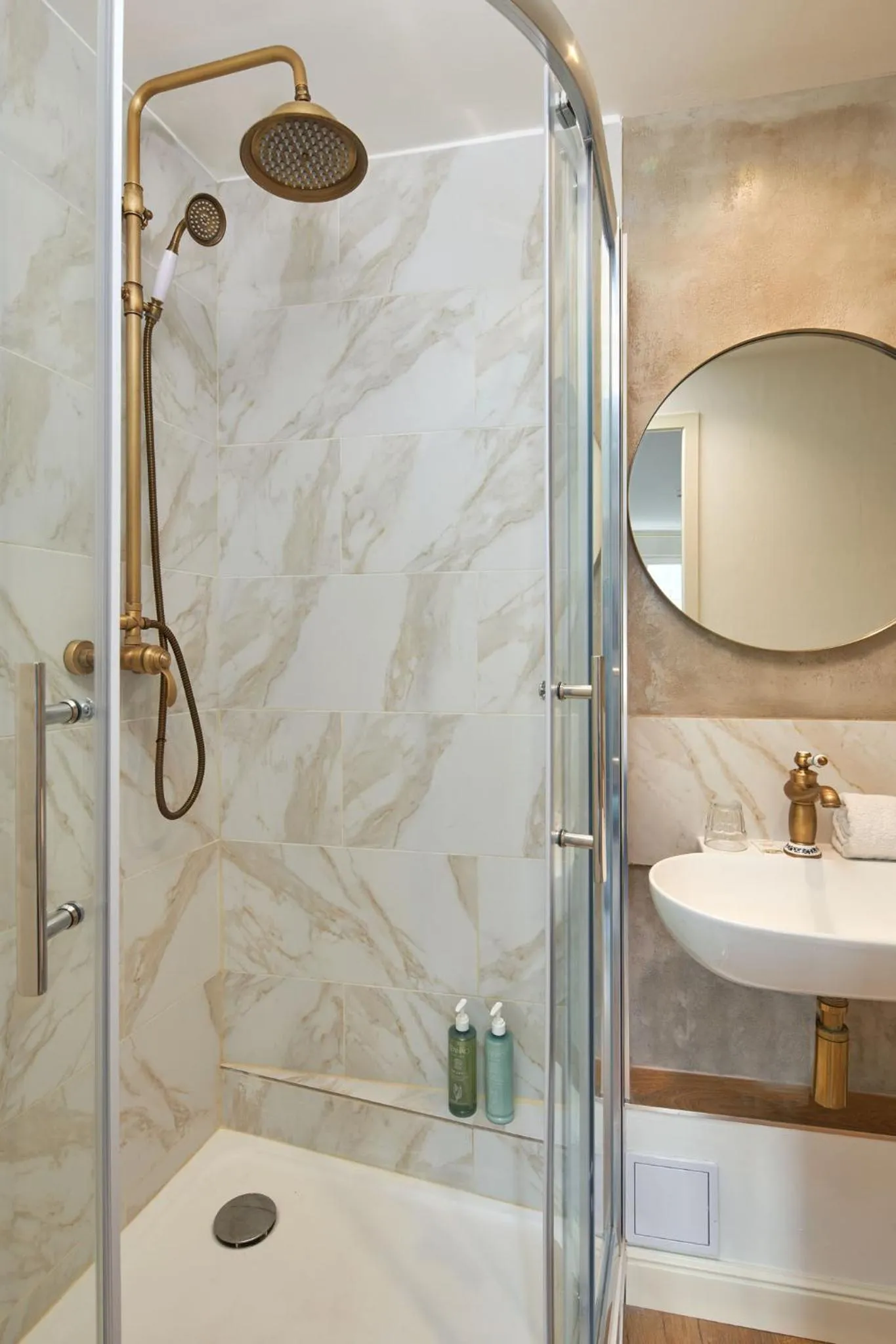 Bathroom in Hôtel De France Et De Guise - 1891