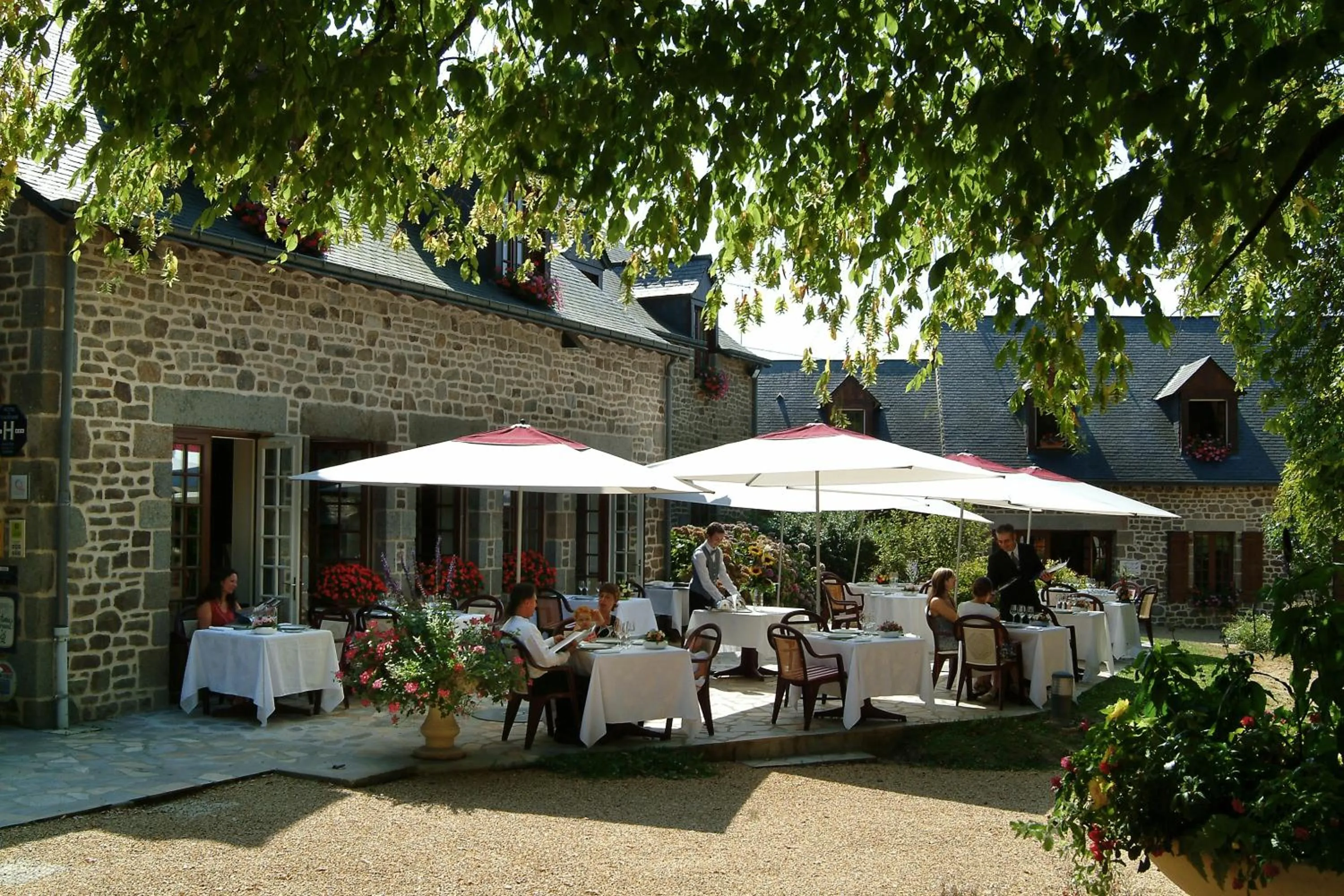 Restaurant/places to eat in Logis La Marjolaine