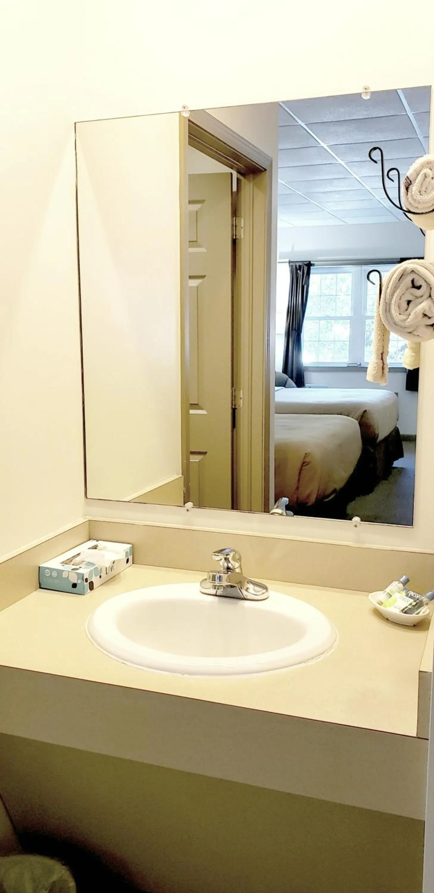 Bathroom, Bed in Lodging on the Square