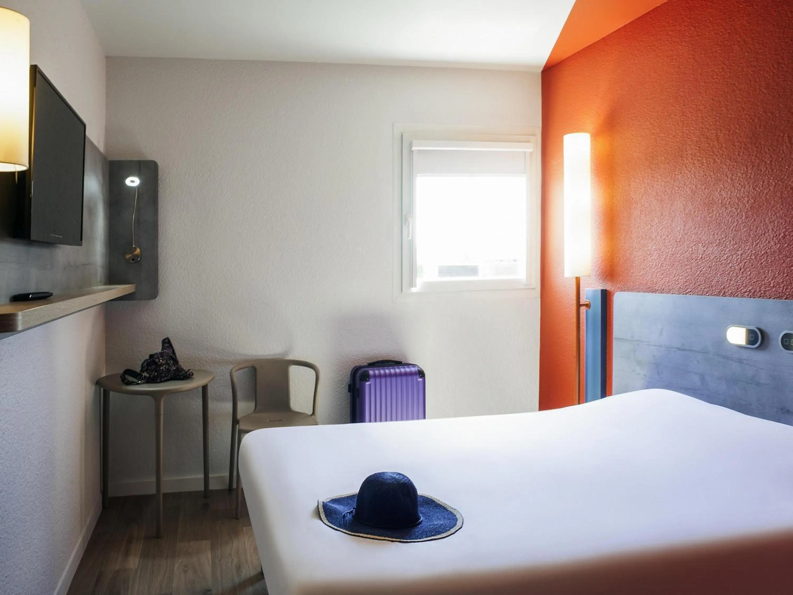 Bedroom, Bed in ibis budget Nuits Saint Georges