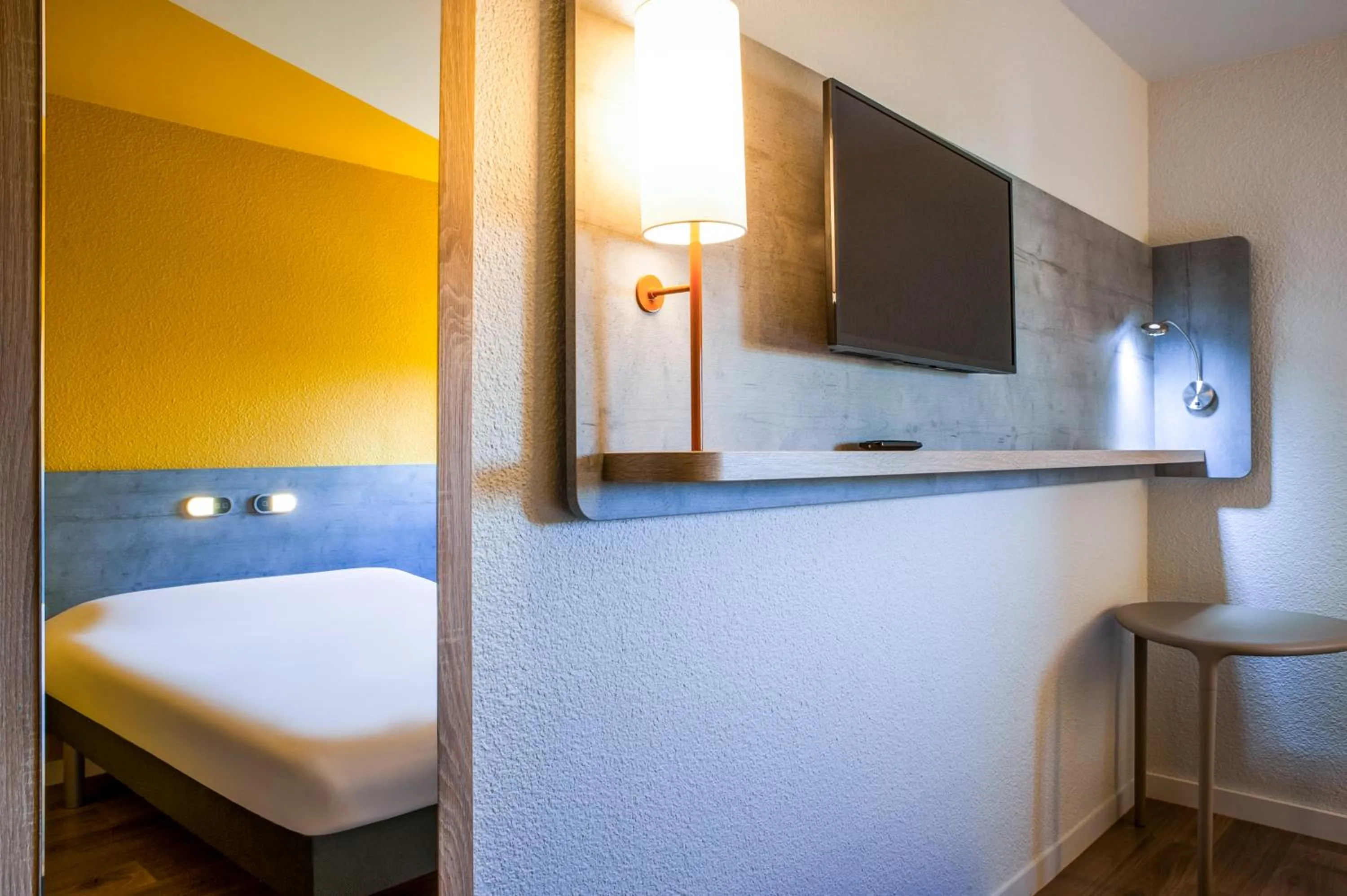 Kitchen or kitchenette, Bed in ibis budget Nuits Saint Georges