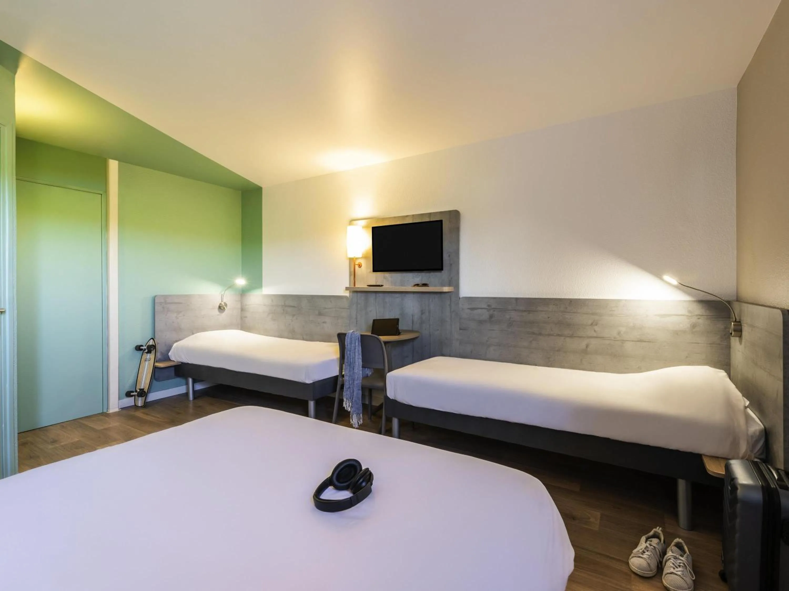 Bedroom, Bed in ibis budget Nuits Saint Georges