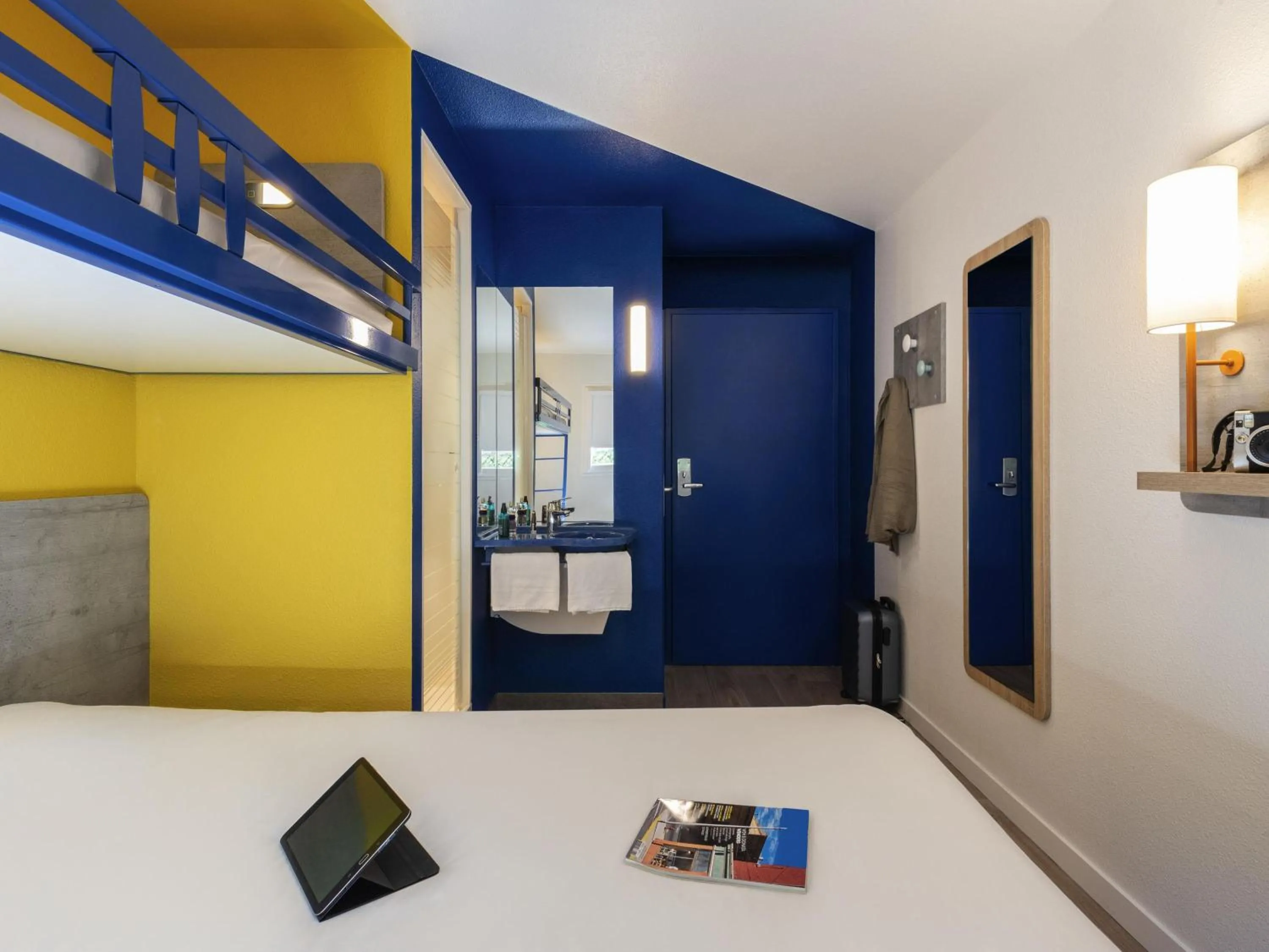 Bedroom, Bed in ibis budget Nuits Saint Georges