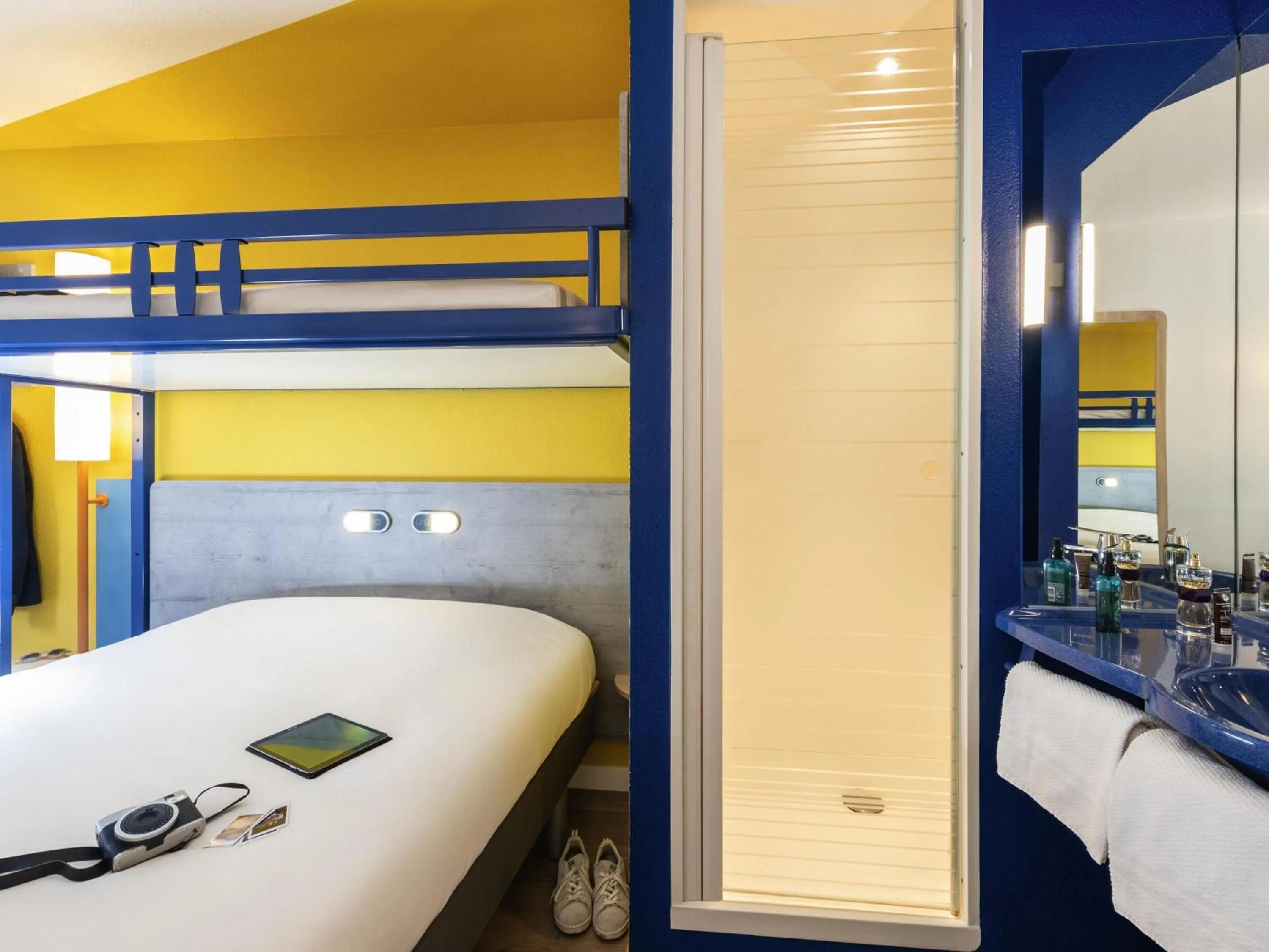 Bedroom, Bed in ibis budget Nuits Saint Georges