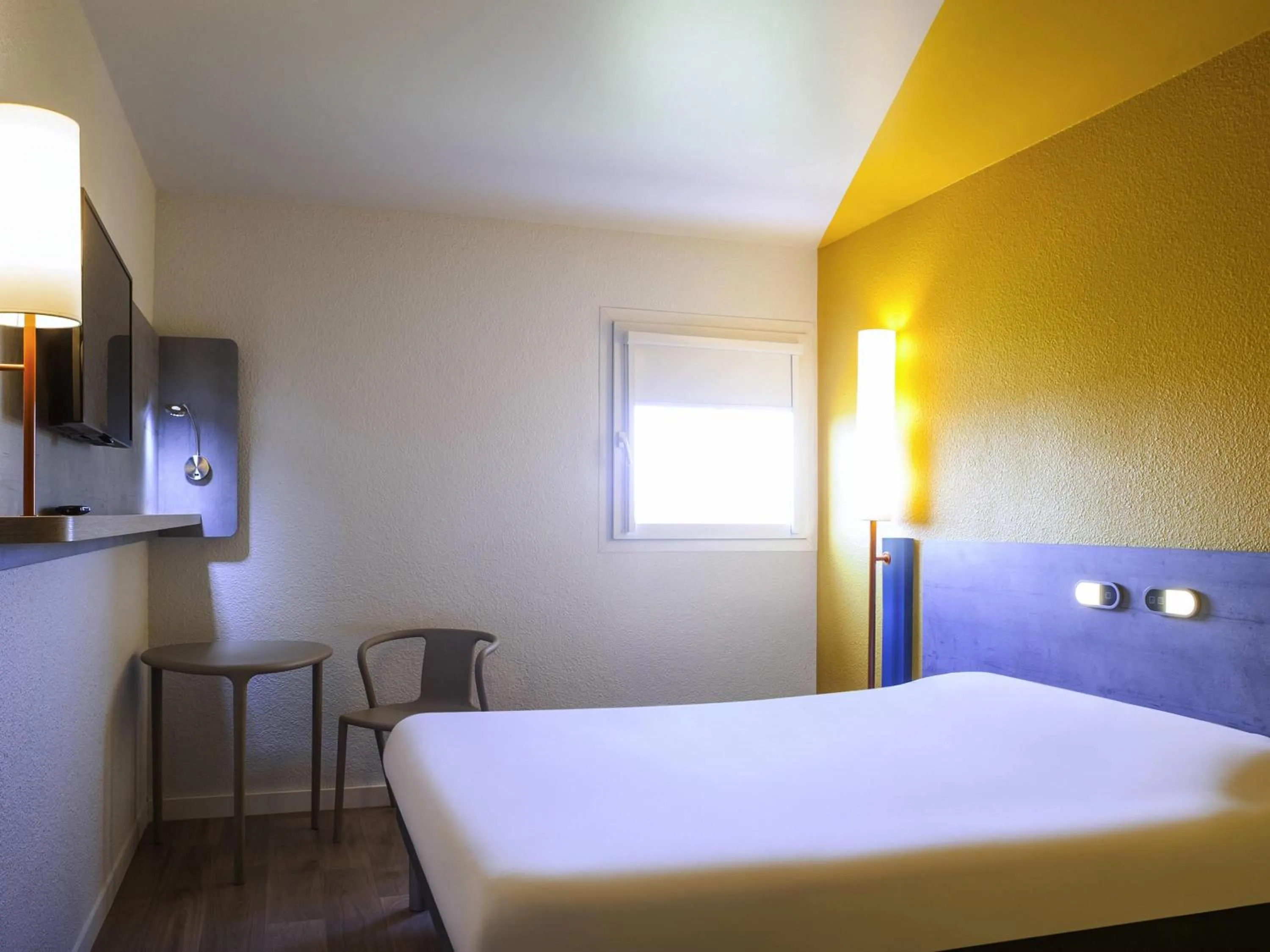 Bedroom, Bed in ibis budget Nuits Saint Georges