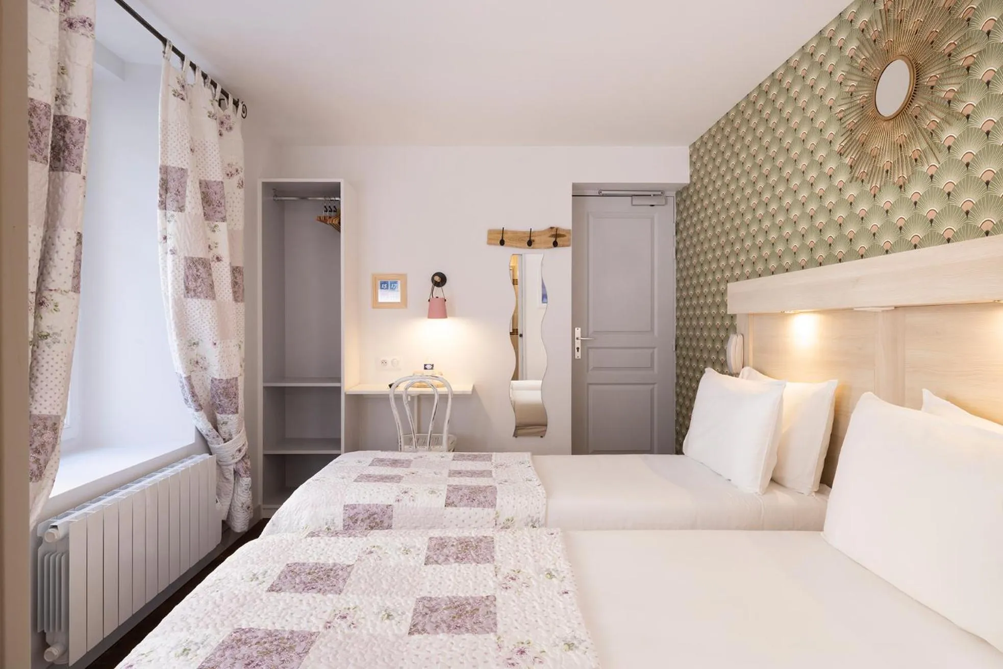 Bed in Hôtel de Lion sur Mer