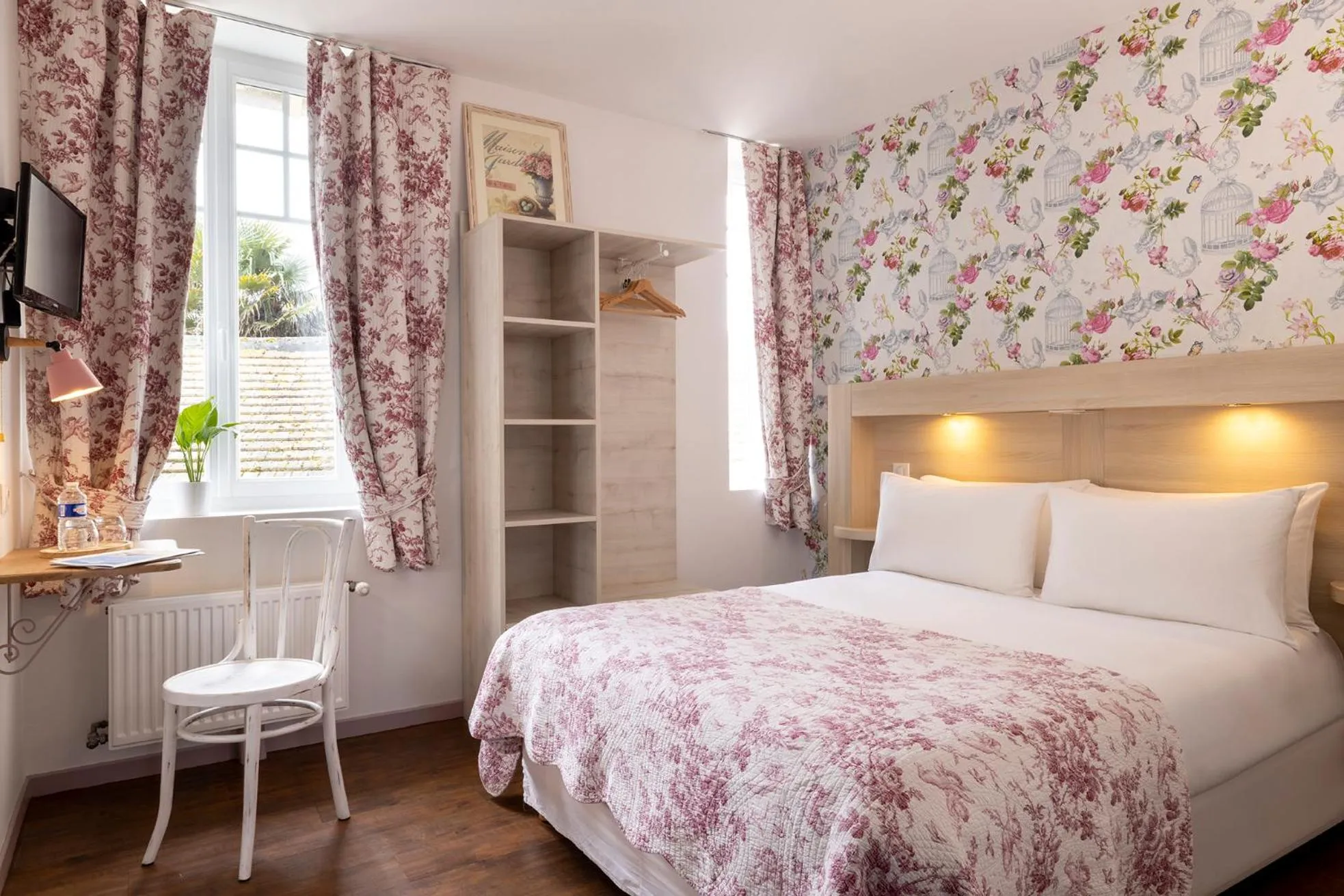 Toilet, Bed in Hôtel de Lion sur Mer
