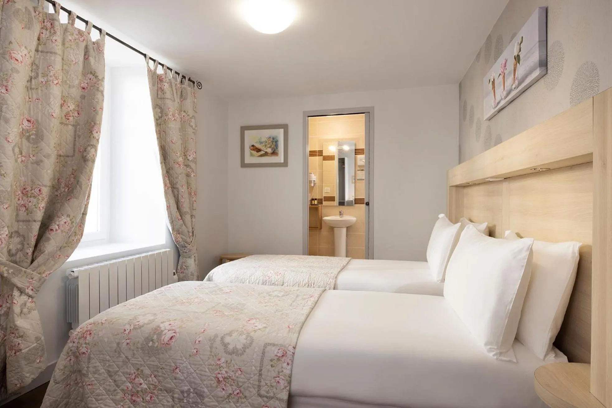 Bed in Hôtel de Lion sur Mer