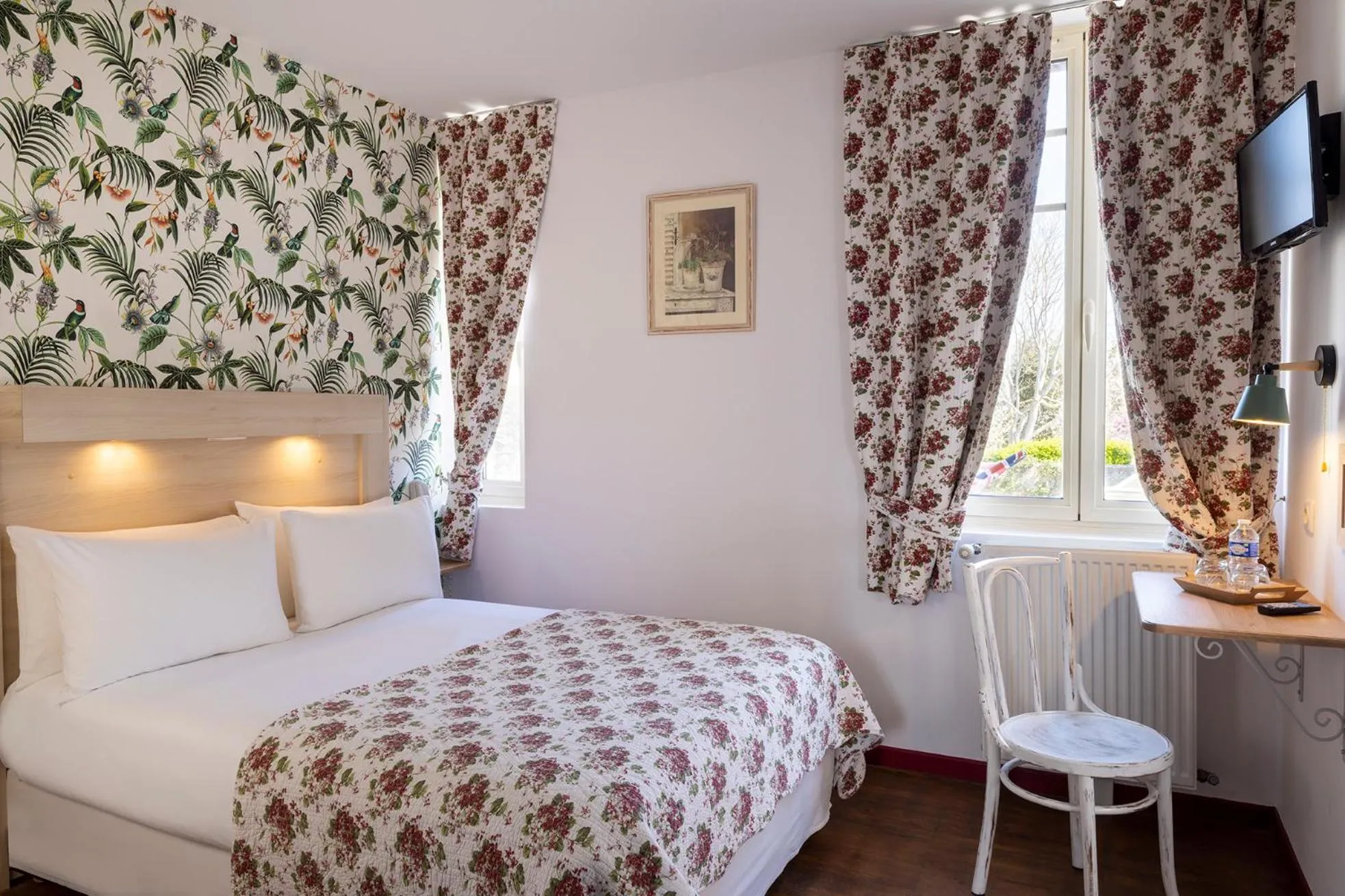 Property building, Bed in Hôtel de Lion sur Mer