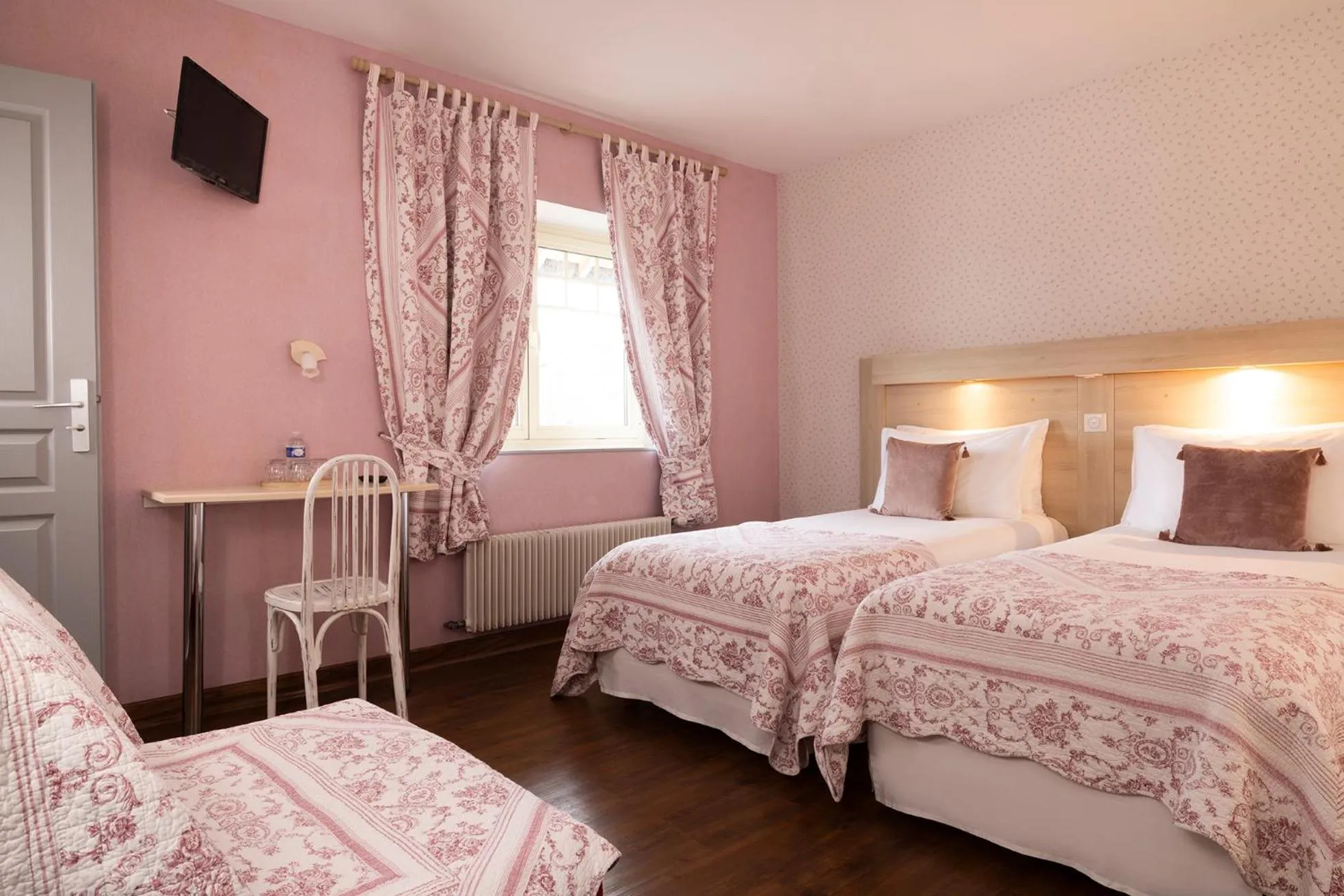 Shower, Bed in Hôtel de Lion sur Mer