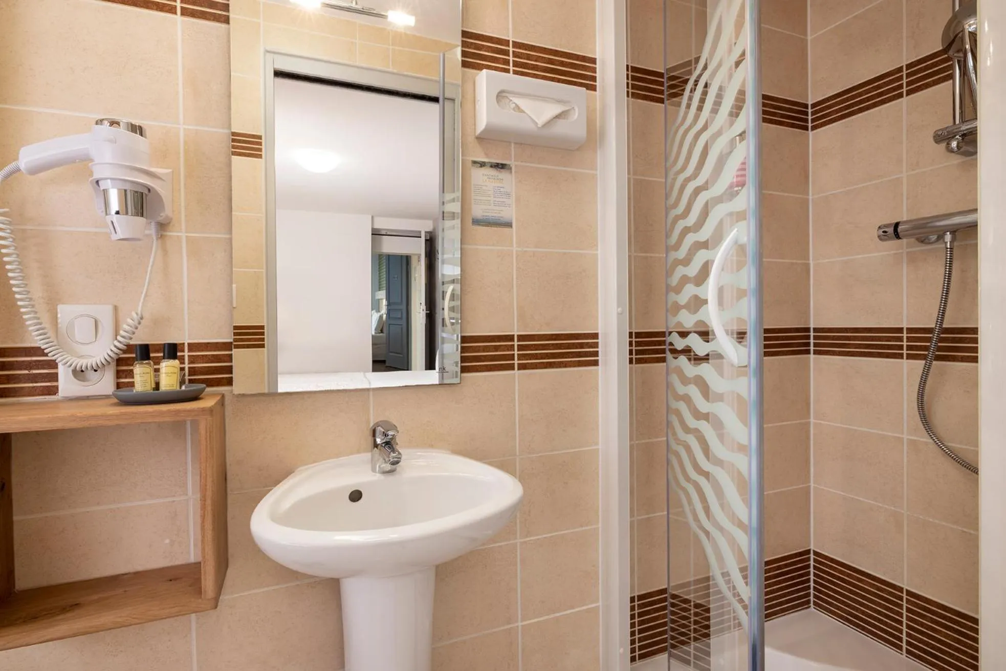 Shower in Hôtel de Lion sur Mer