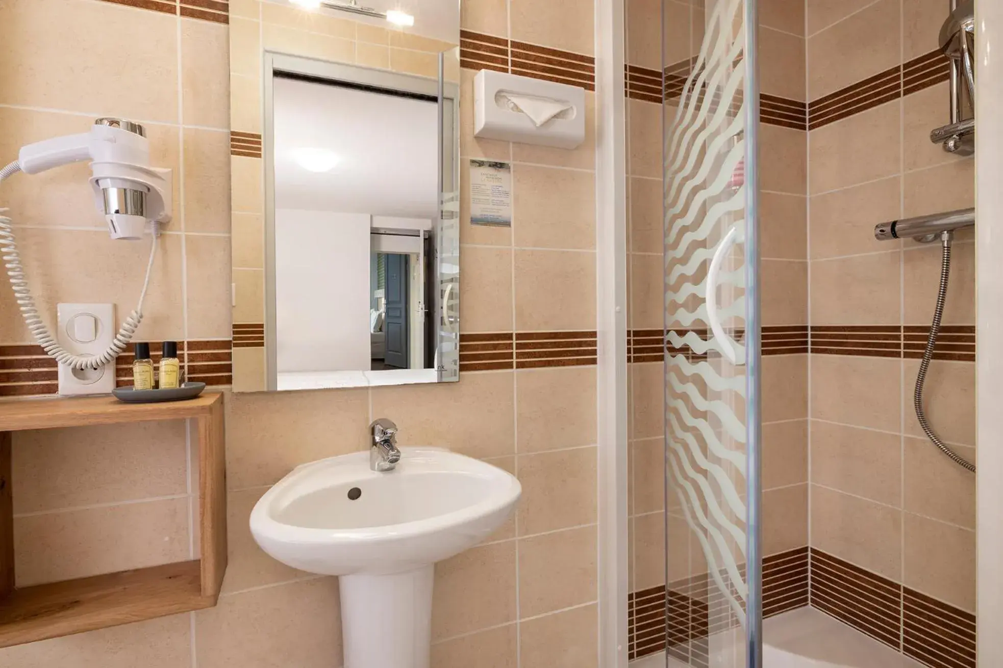 Twin Room with Garden View - single occupancy in Hôtel de Lion sur Mer Twin Room with Garden View - single occupancy in Hôtel de Lion sur Mer