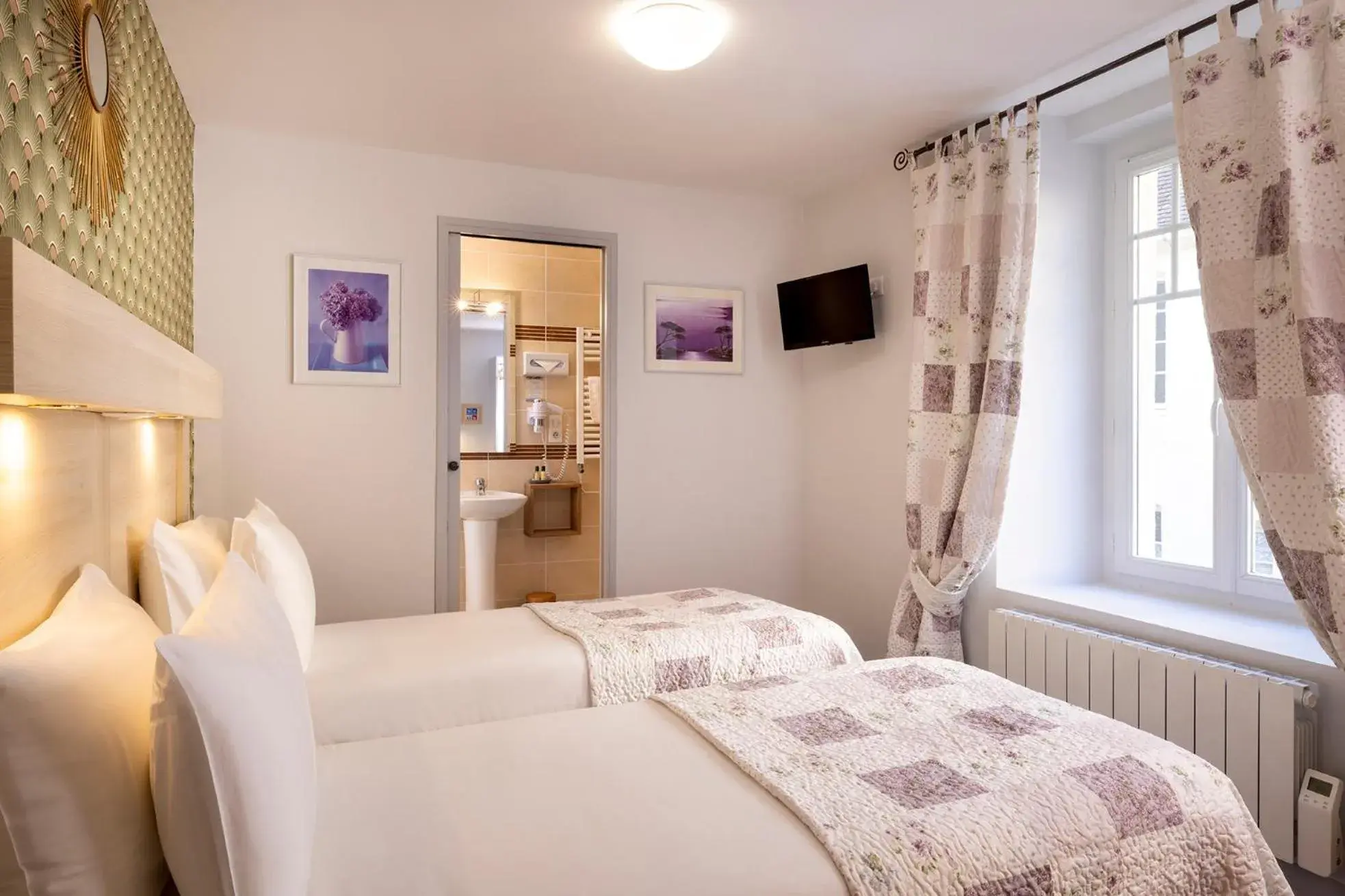 Confort Twin Room in Hôtel de Lion sur Mer Confort Twin Room in Hôtel de Lion sur Mer