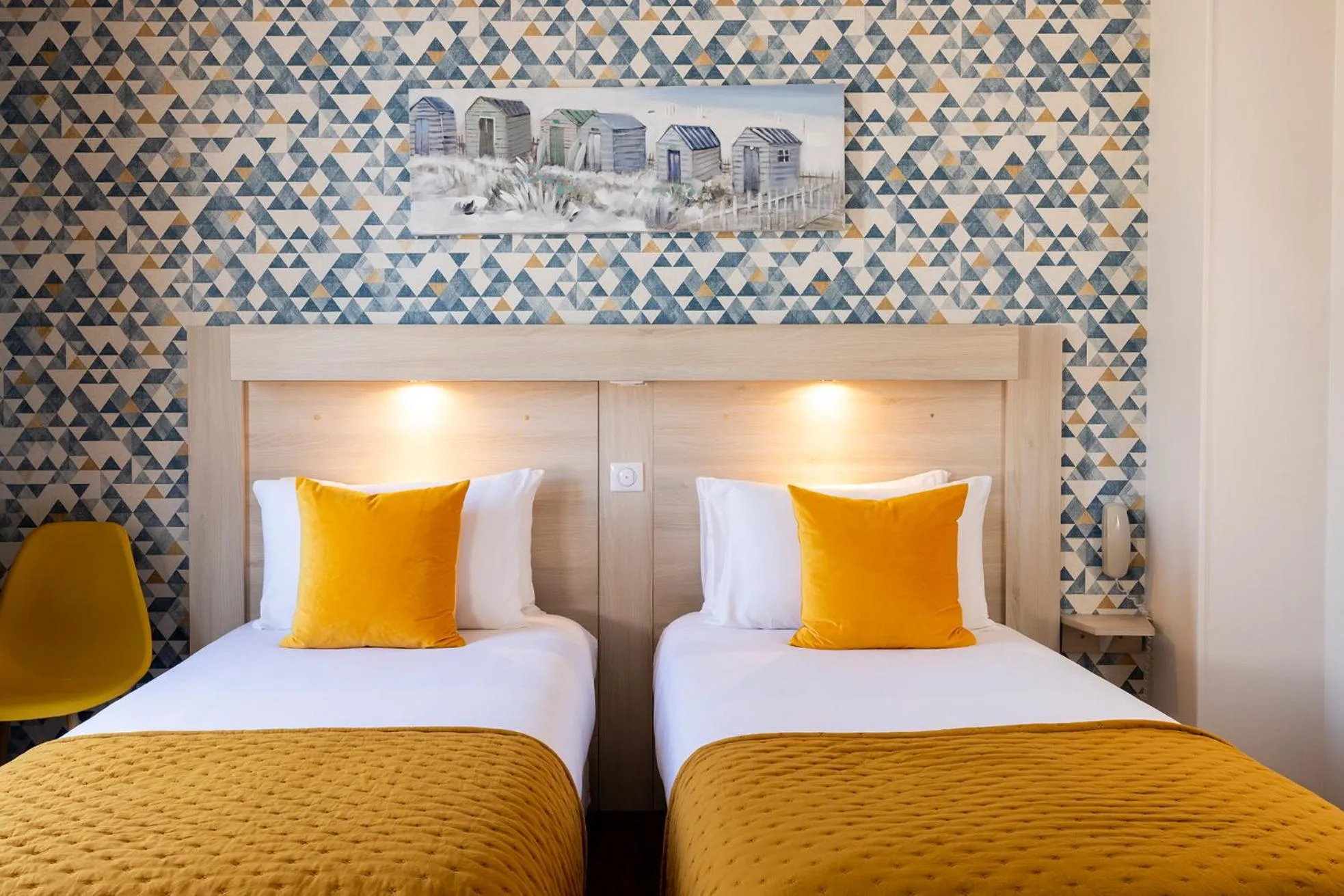 Shower, Bed in Hôtel de Lion sur Mer