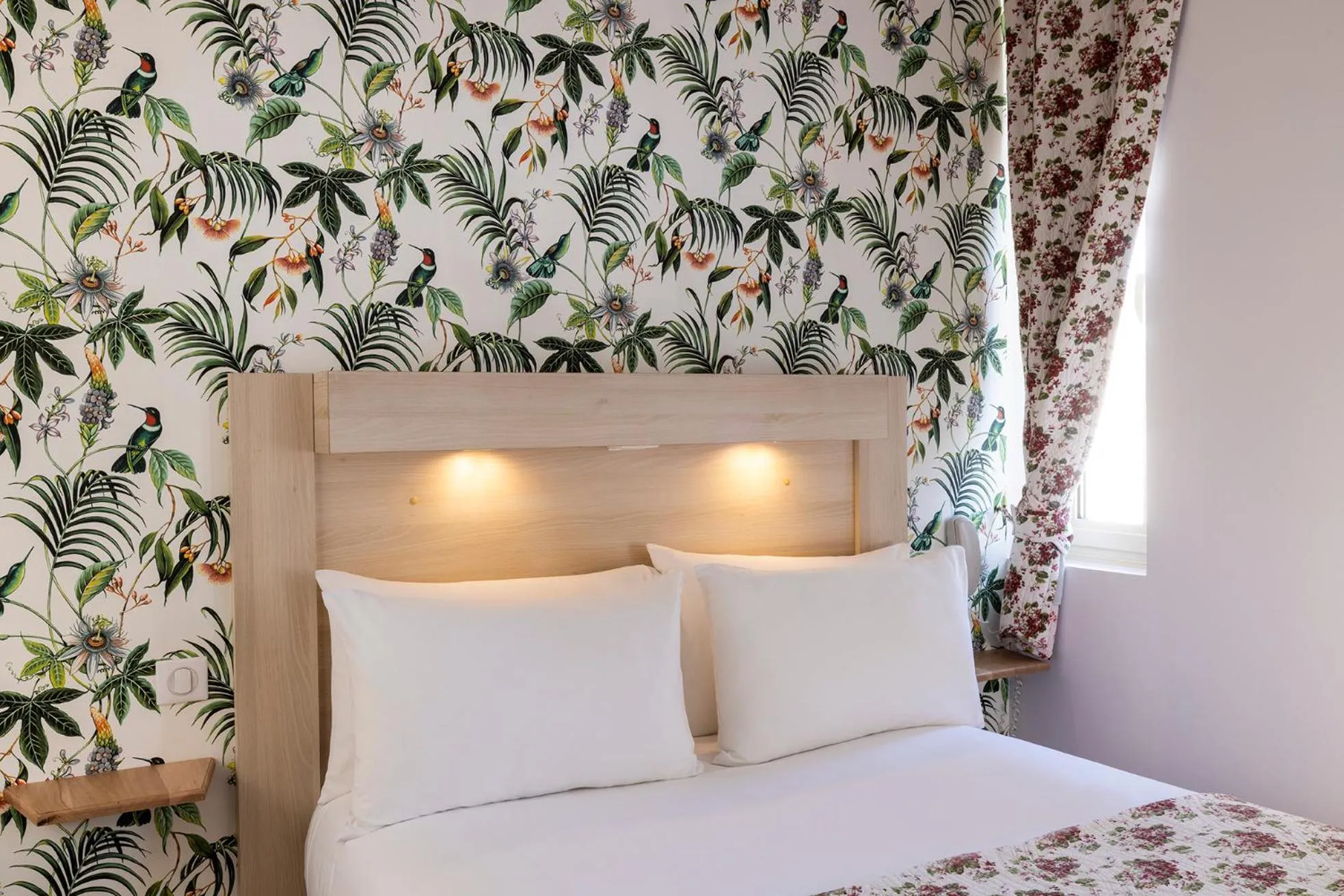 Shower, Bed in Hôtel de Lion sur Mer