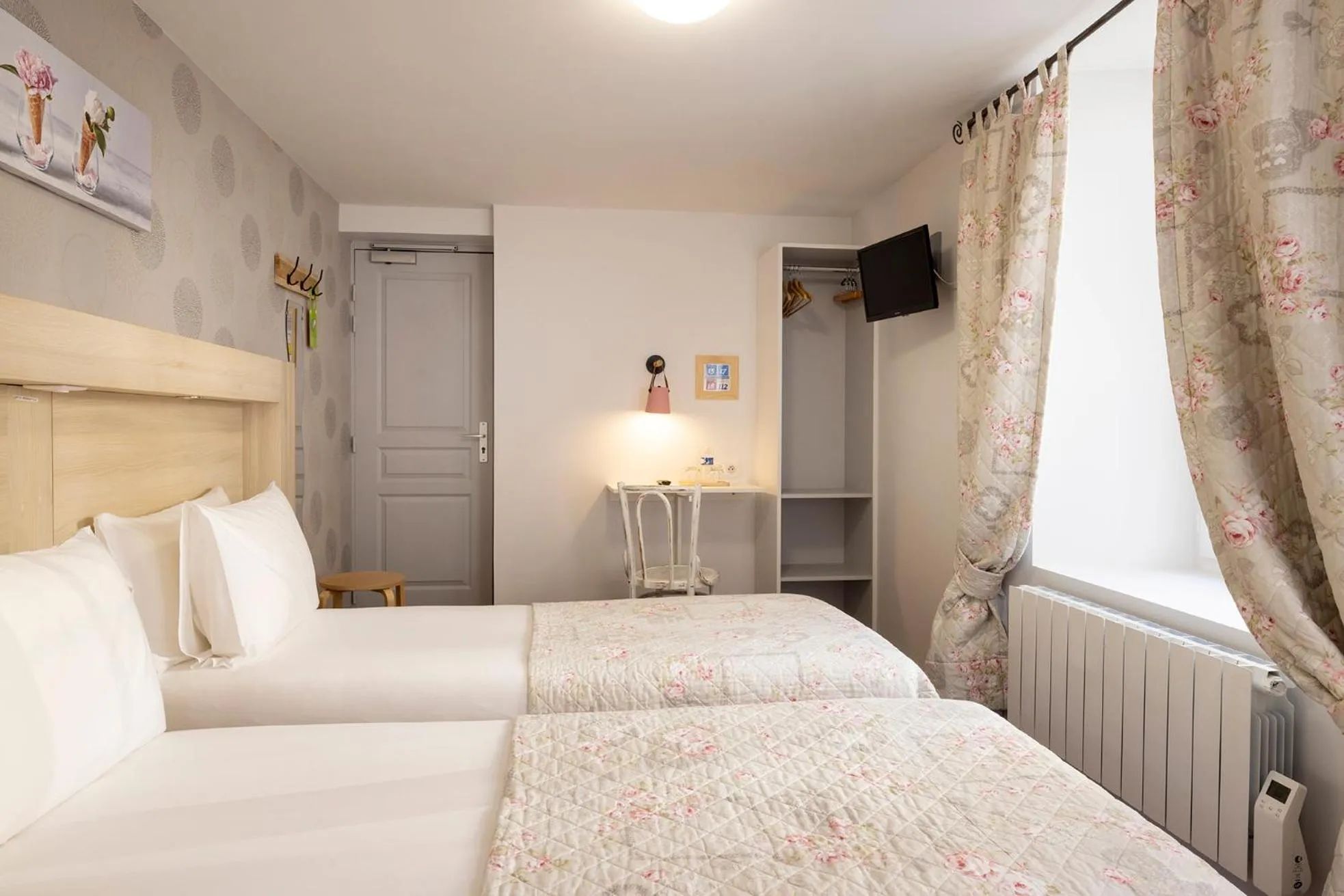 Shower, Bed in Hôtel de Lion sur Mer