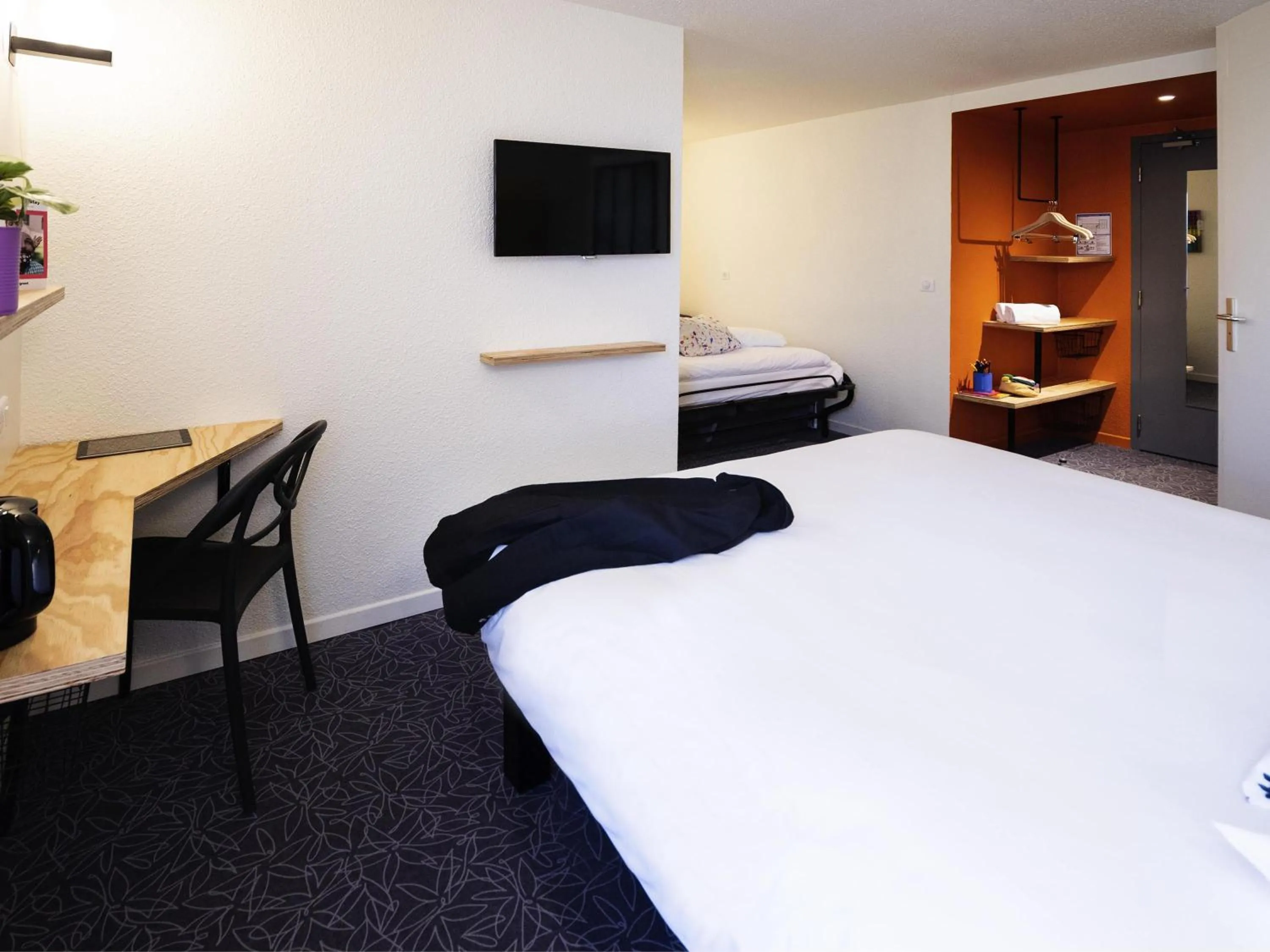 Bedroom, Bed in greet Hotel Beaune