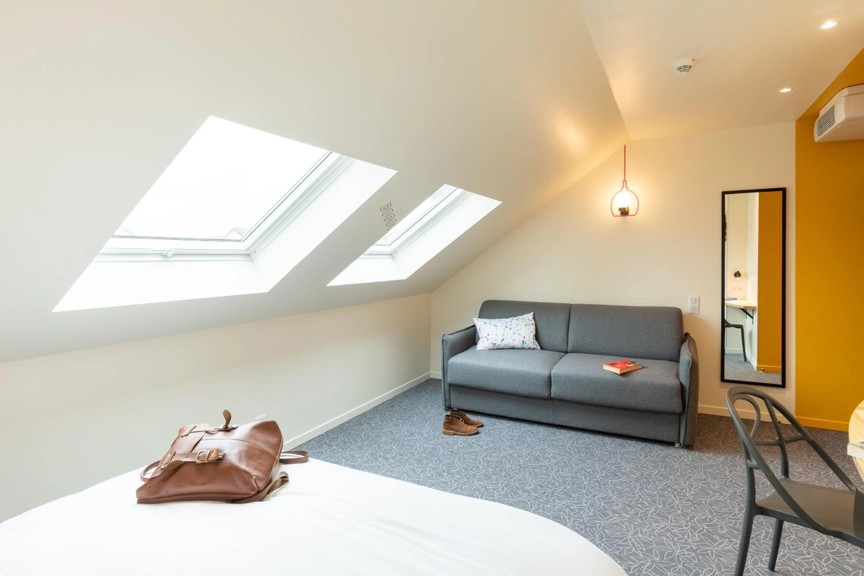 Living room, Bed in greet Hotel Beaune