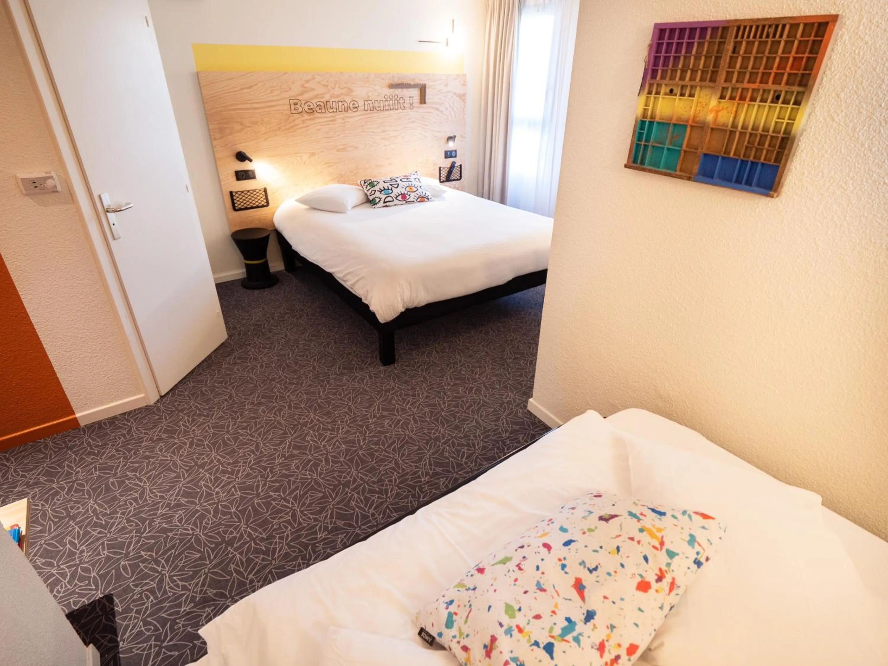 Photo of the whole room, Bed in greet Hotel Beaune