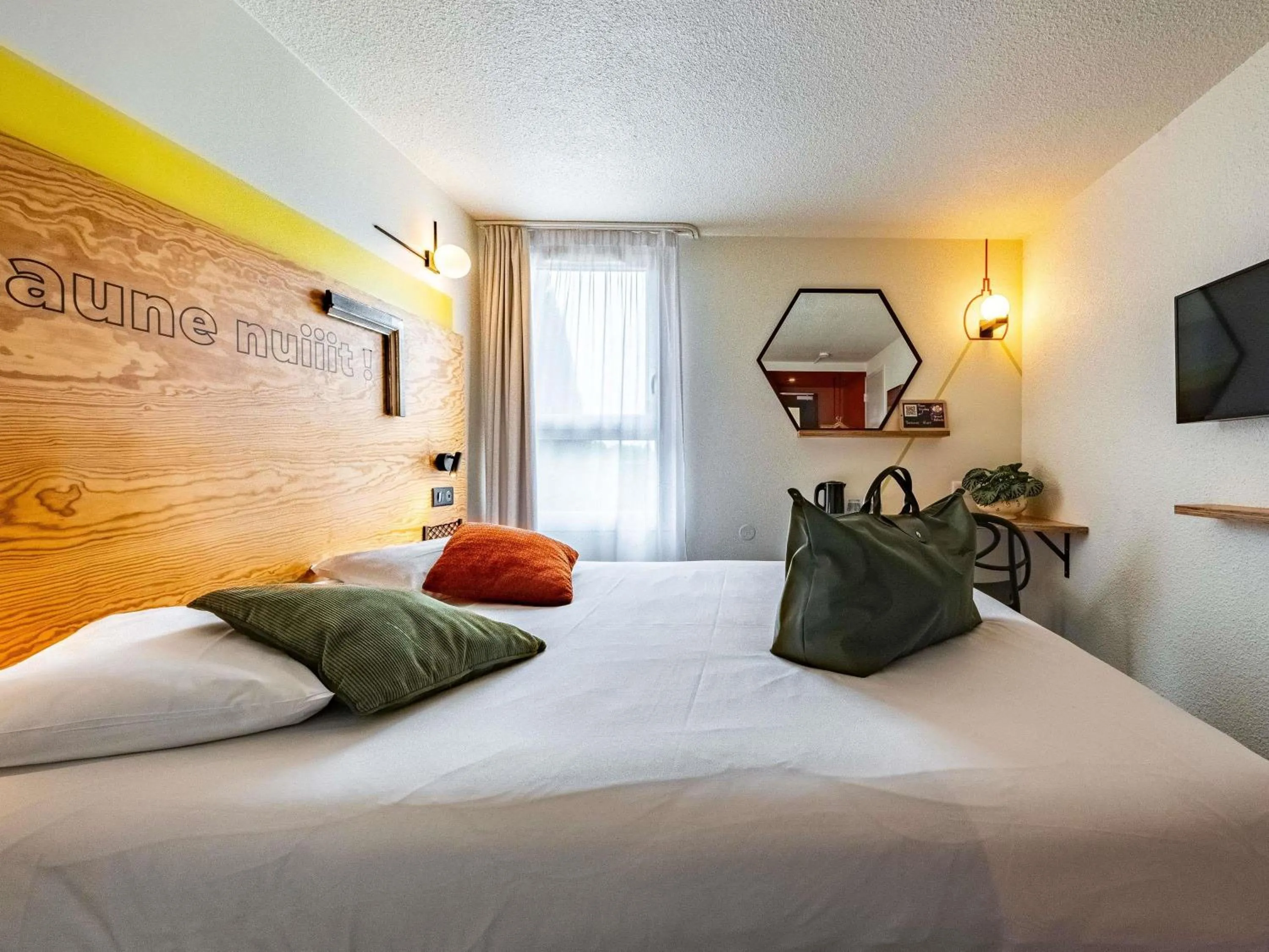 Bedroom, Bed in greet Hotel Beaune