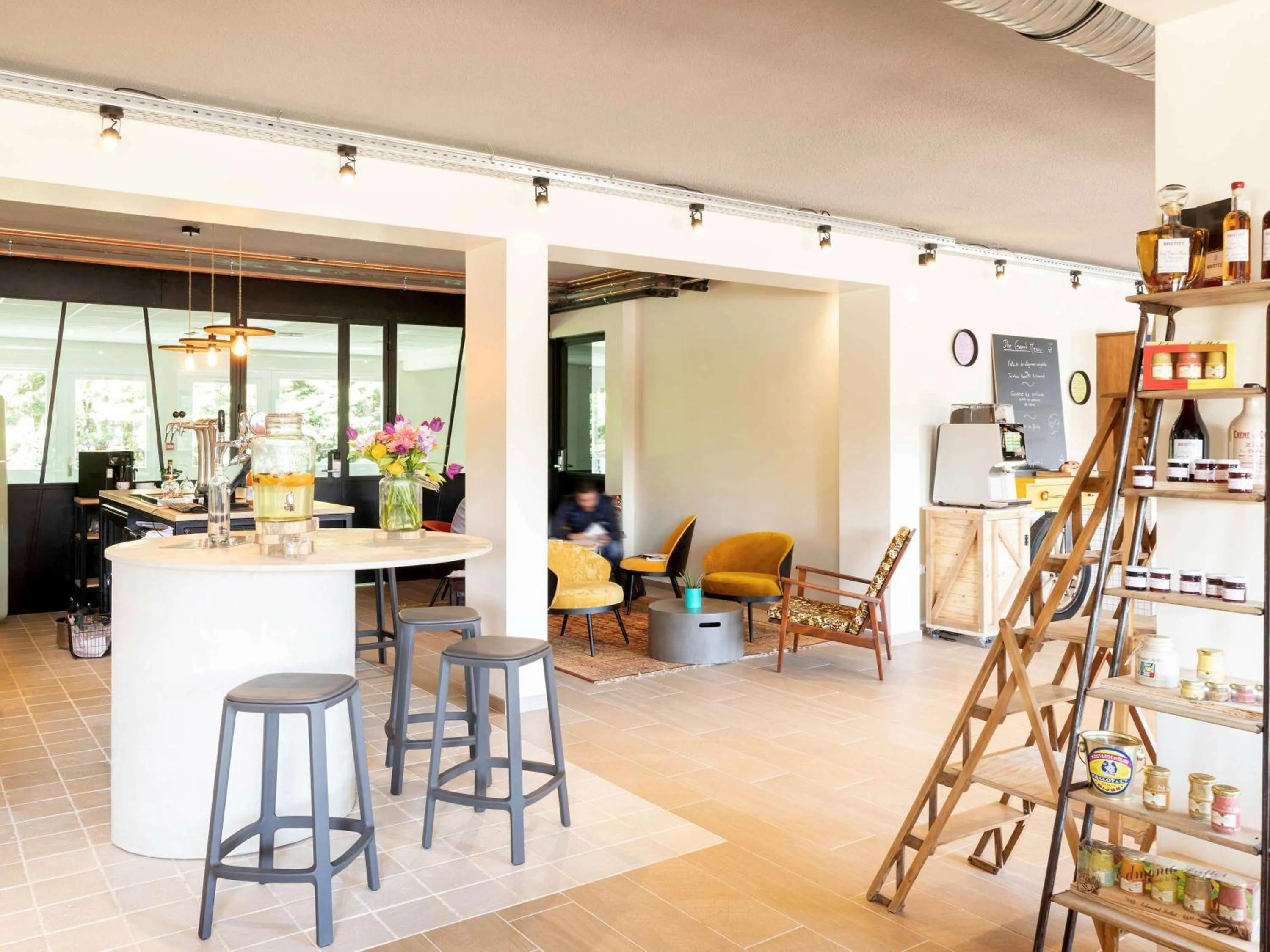 Lounge or bar in greet Hotel Beaune